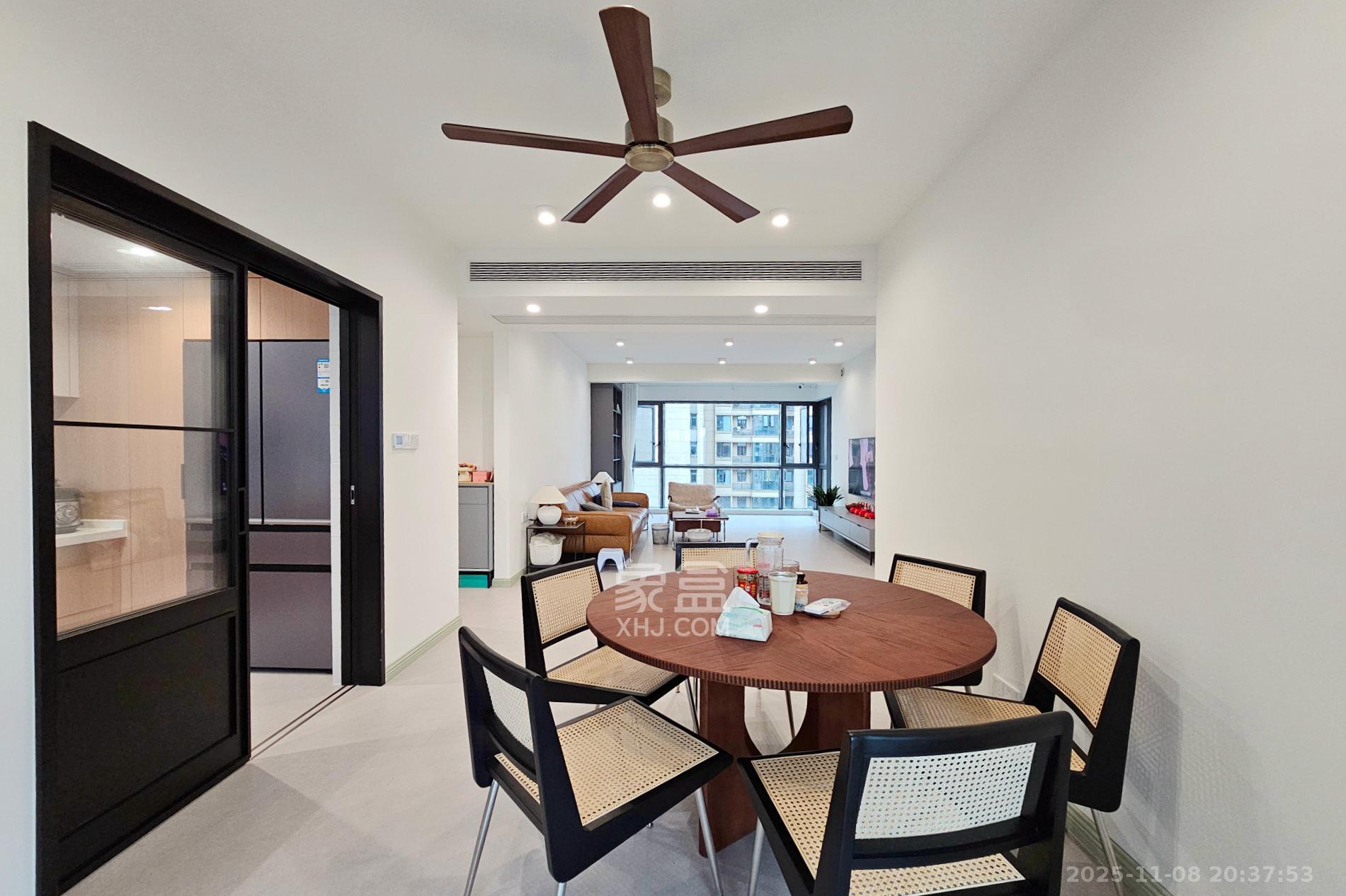 长房东旭国际 4室2厅2卫 198.0万 长房东旭国际 4室2厅2卫 198.0万客厅