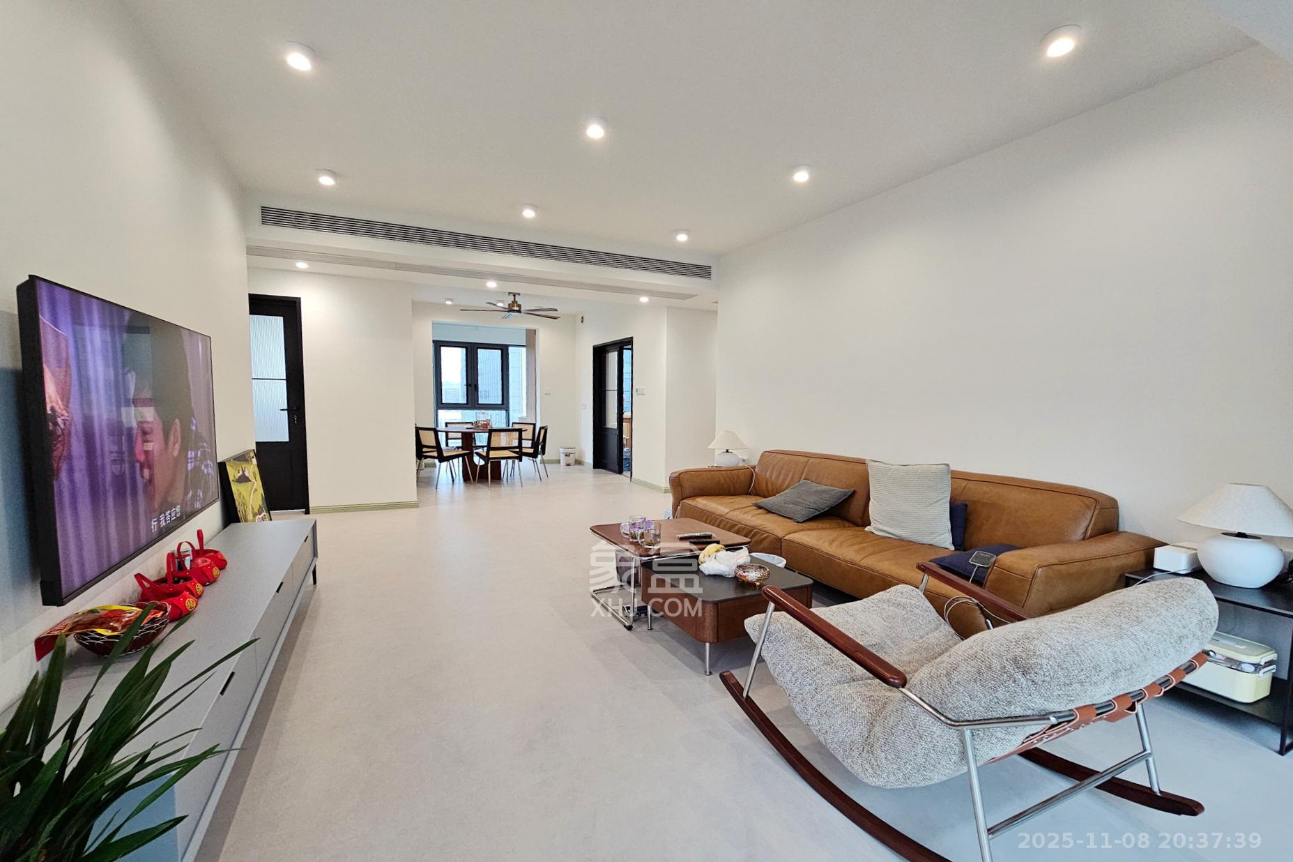 长房东旭国际 4室2厅2卫 198.0万 长房东旭国际 4室2厅2卫 198.0万客厅