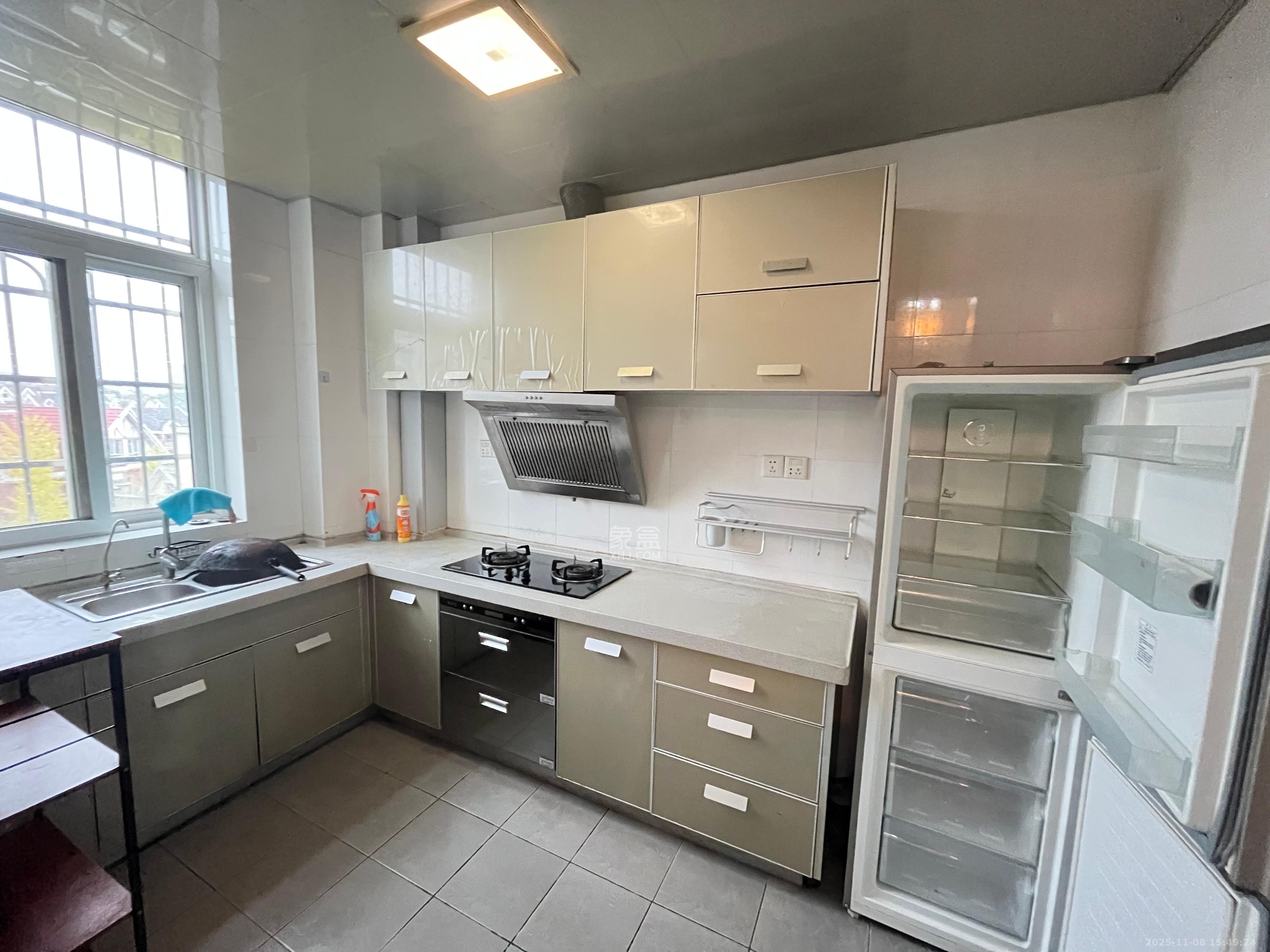 山水英伦  3室2厅1卫    2000.0元/月室内图