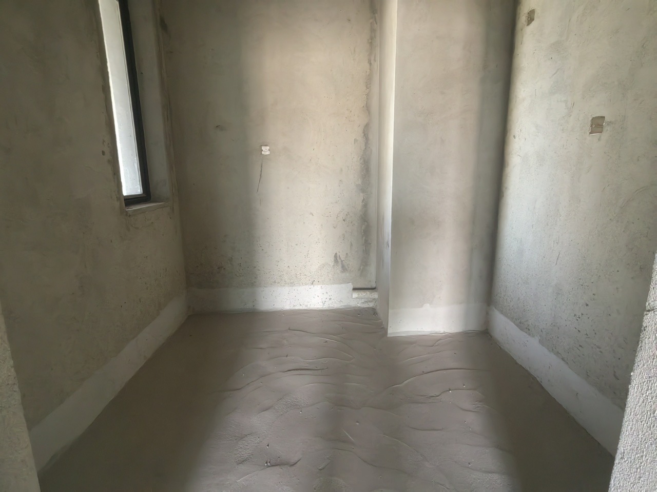 和风家园一期  3室1厅1卫    230.0万客厅