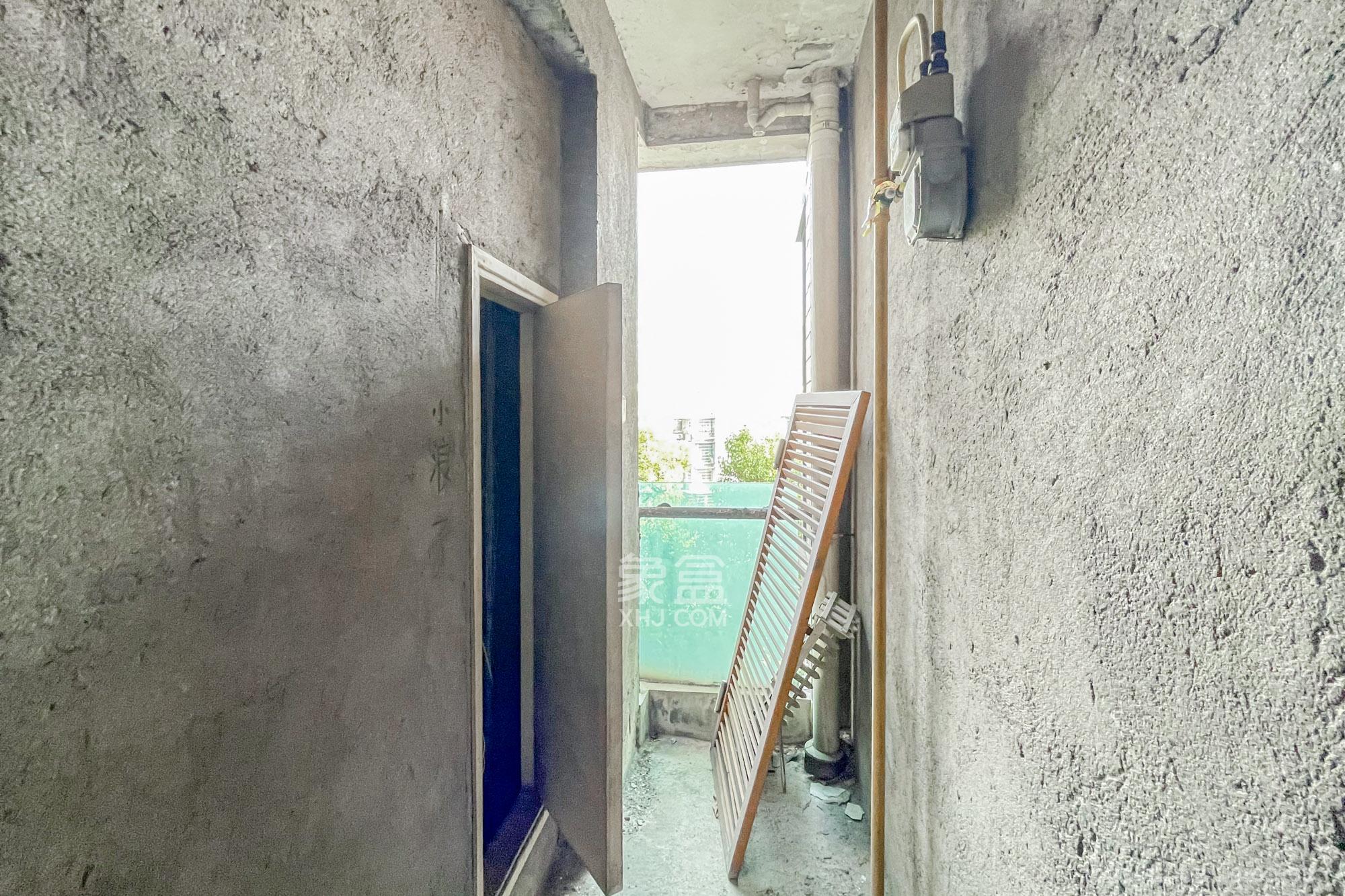 金色山庄 4室2厅2卫 150.0万 金色山庄 4室2厅2卫 150.0万卫生间