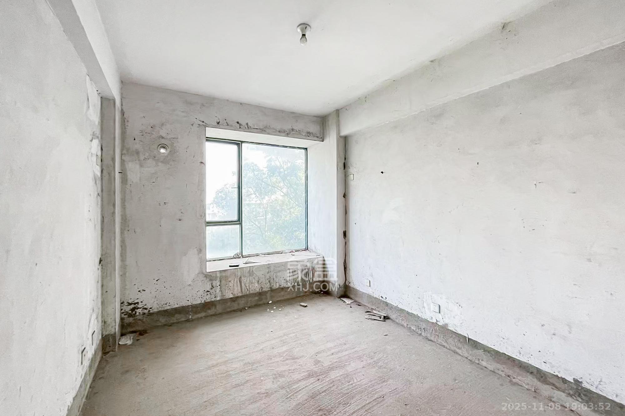 金色山庄 4室2厅2卫 150.0万 金色山庄 4室2厅2卫 150.0万卧室