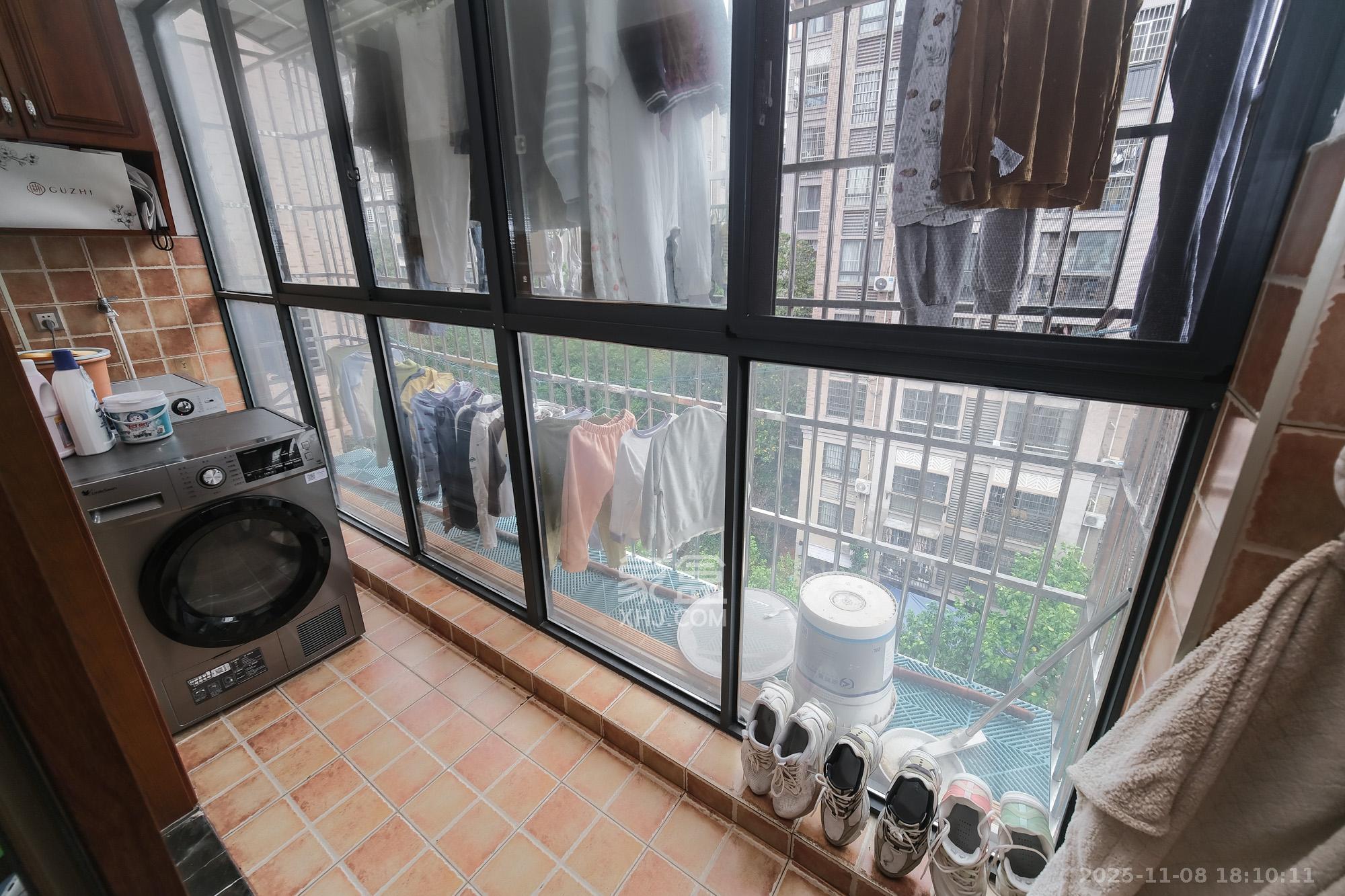 山水湾  3室2厅2卫    70.0万阳台