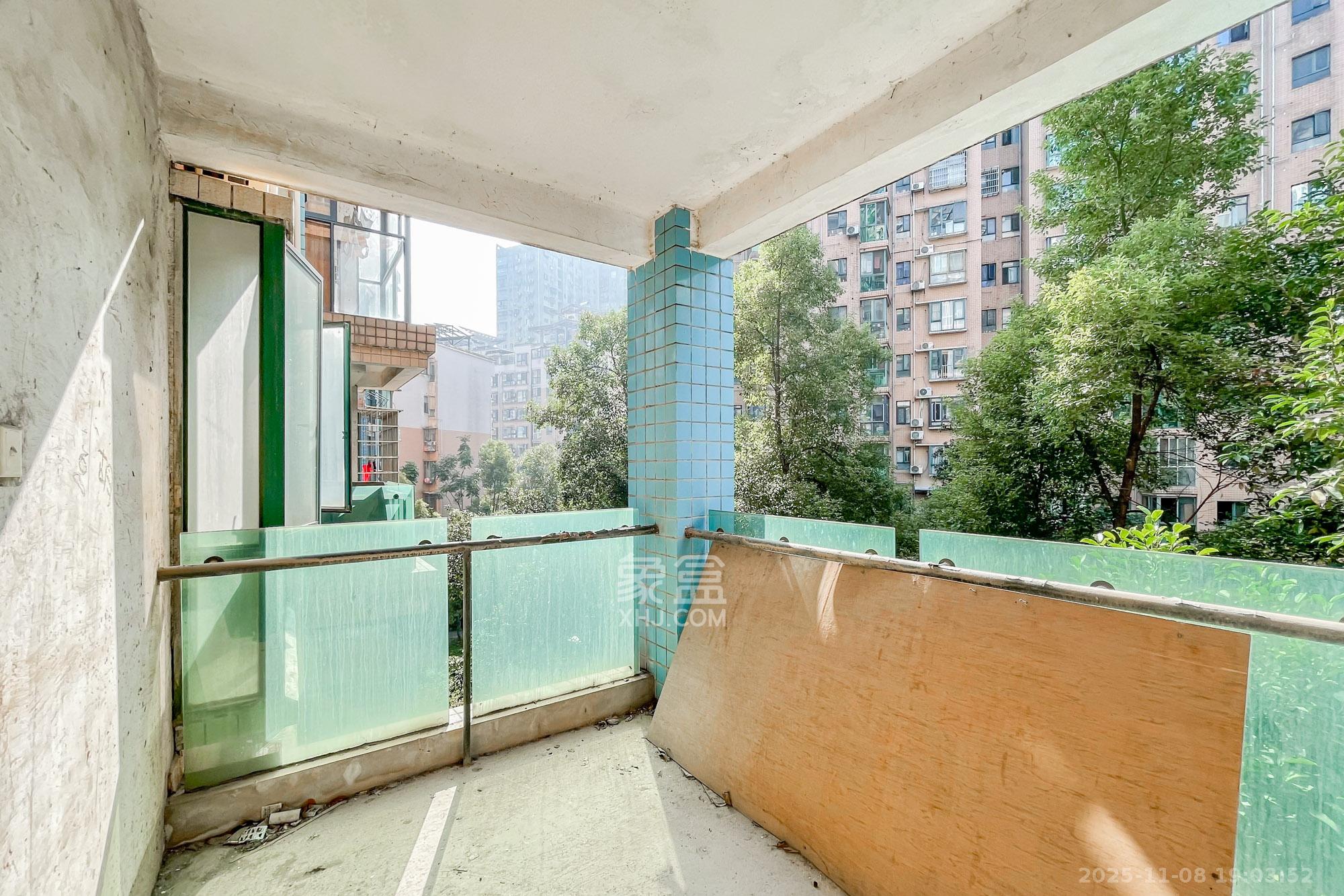 金色山庄 4室2厅2卫 150.0万 金色山庄 4室2厅2卫 150.0万阳台