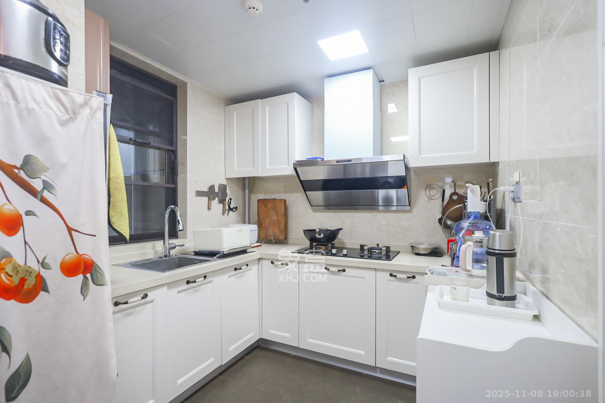 万科里金域国际  4室2厅2卫    248.0万厨房