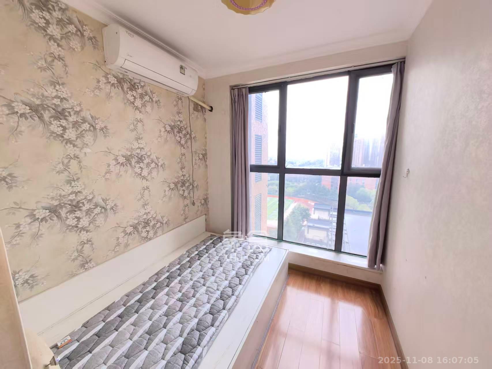 月亮湾草莓街区一、二期  3室2厅1卫    1800.0元/月