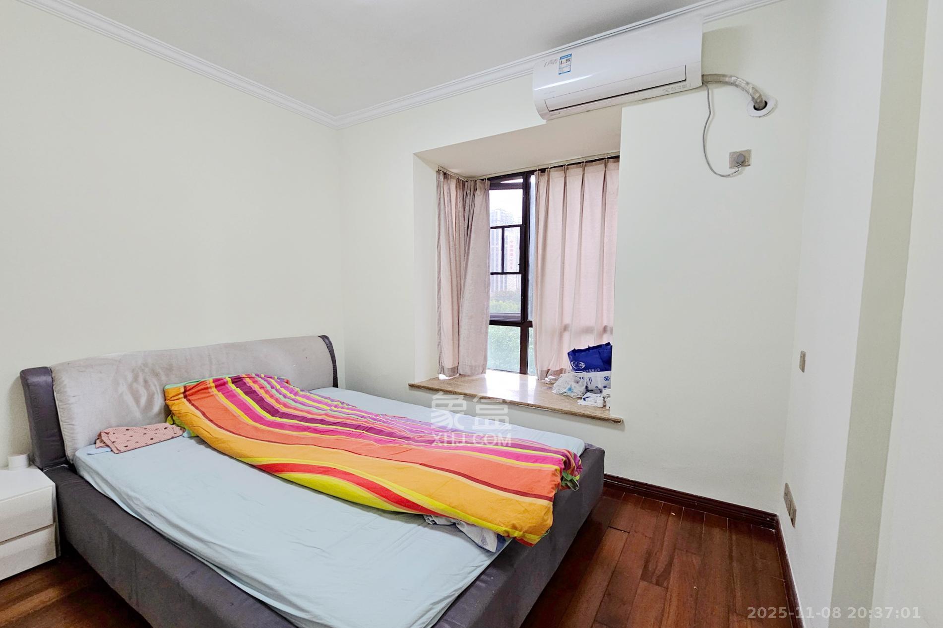 融科檀香山（融科紫檀、香山国际）  4室2厅2卫    188.0万卧室