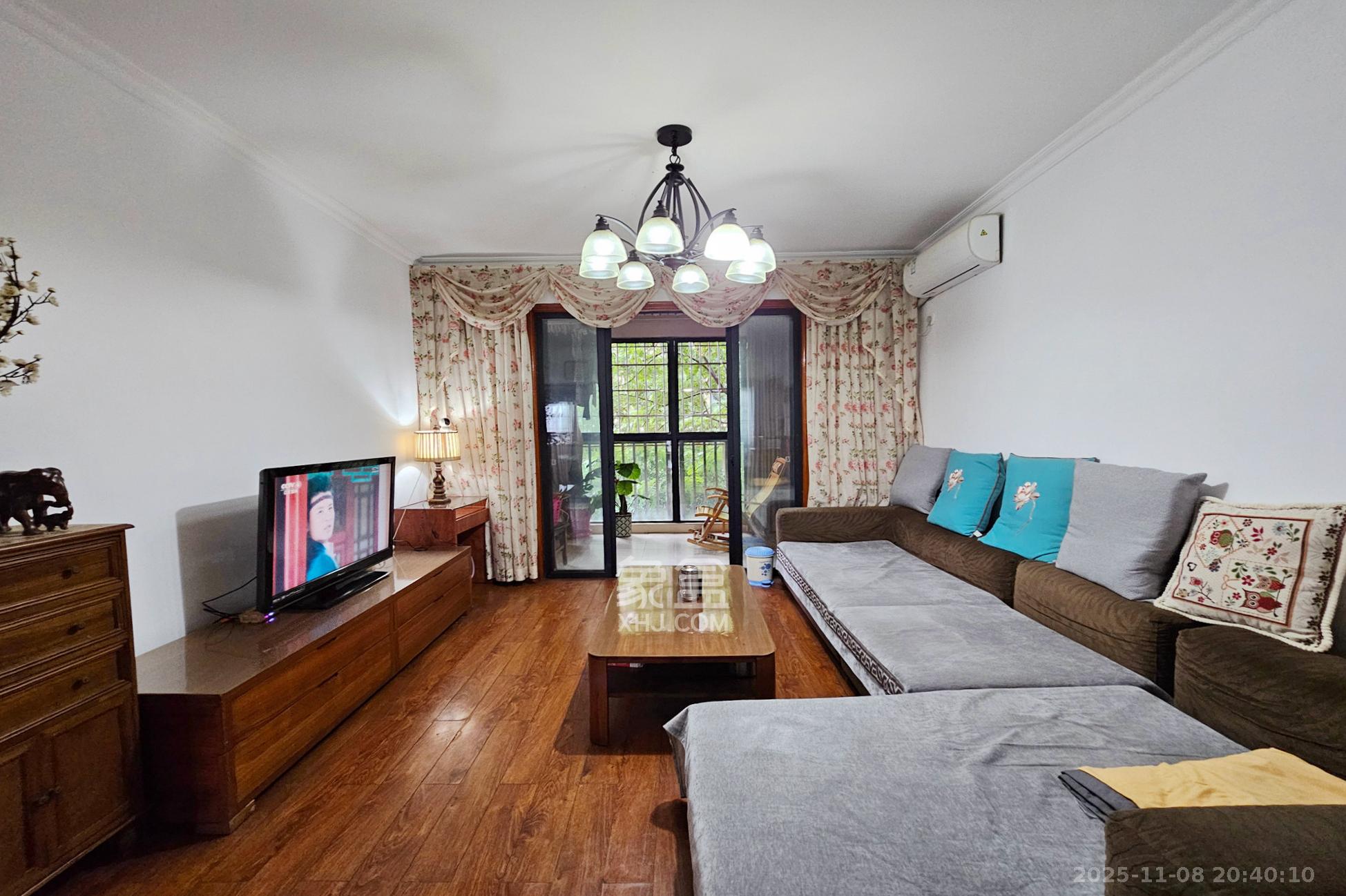 三江花中城  2室2厅1卫    88.0万客厅