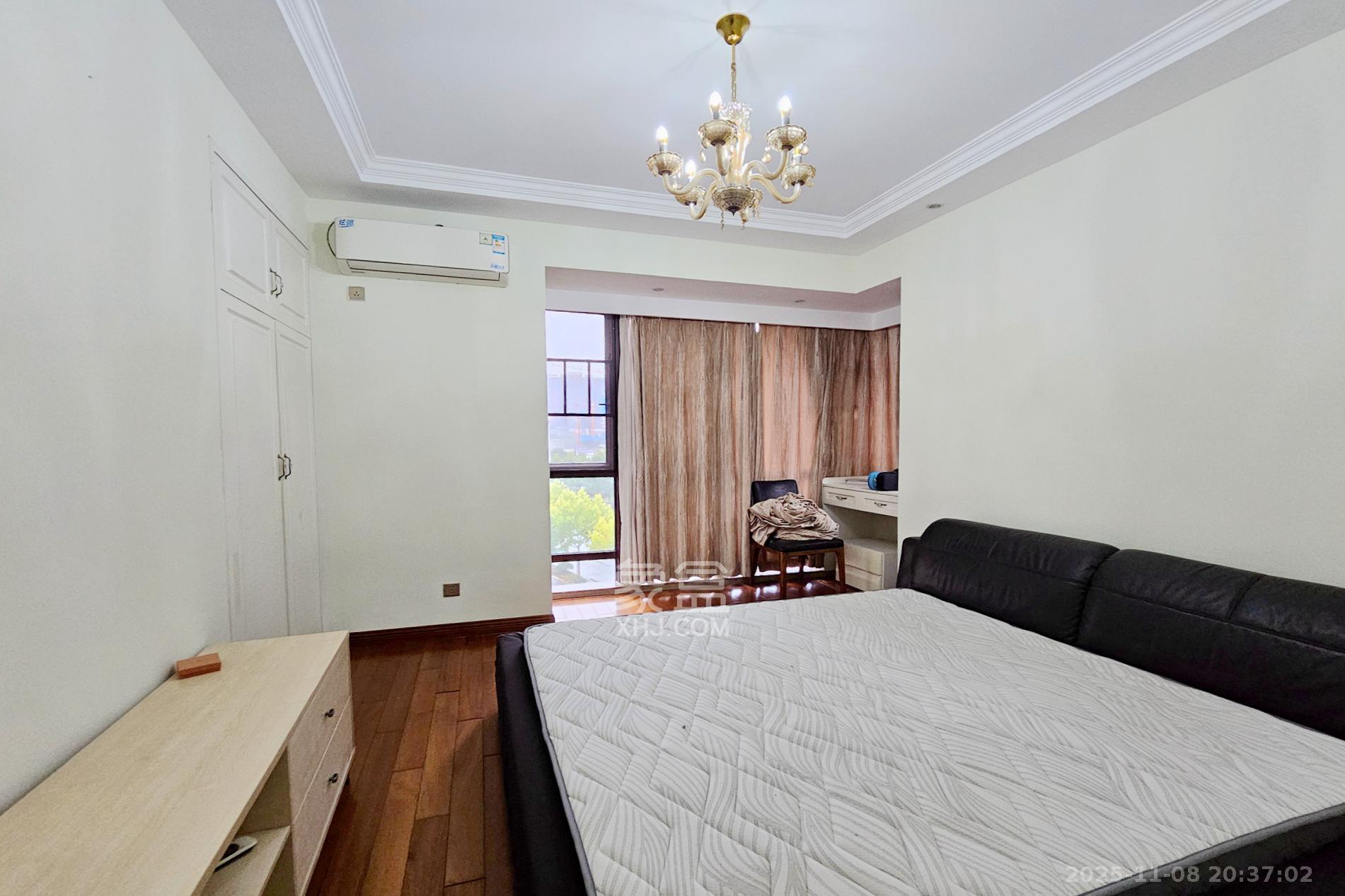 融科檀香山（融科紫檀、香山国际）  4室2厅2卫    188.0万卧室