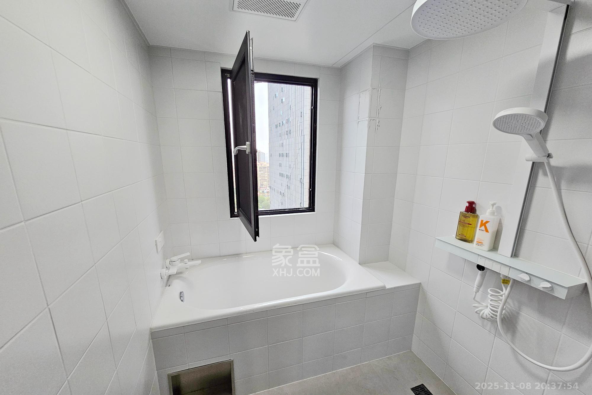 长房东旭国际  4室2厅2卫    198.0万卫生间