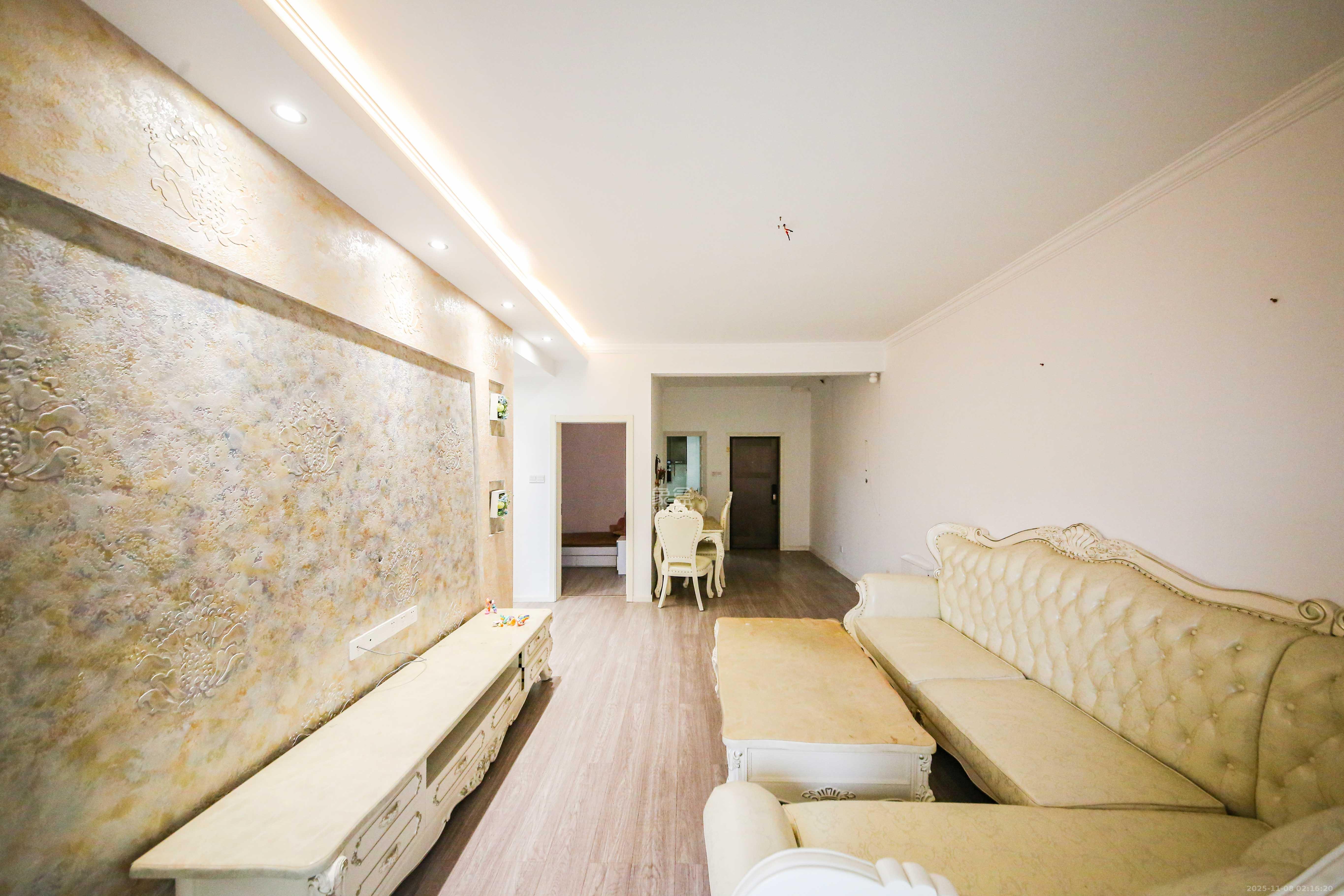 康斯丹郡(融程领秀佳园) 2室2厅1卫 50.0万 康斯丹郡(融程领秀佳园) 2室2厅1卫 50.0万客厅