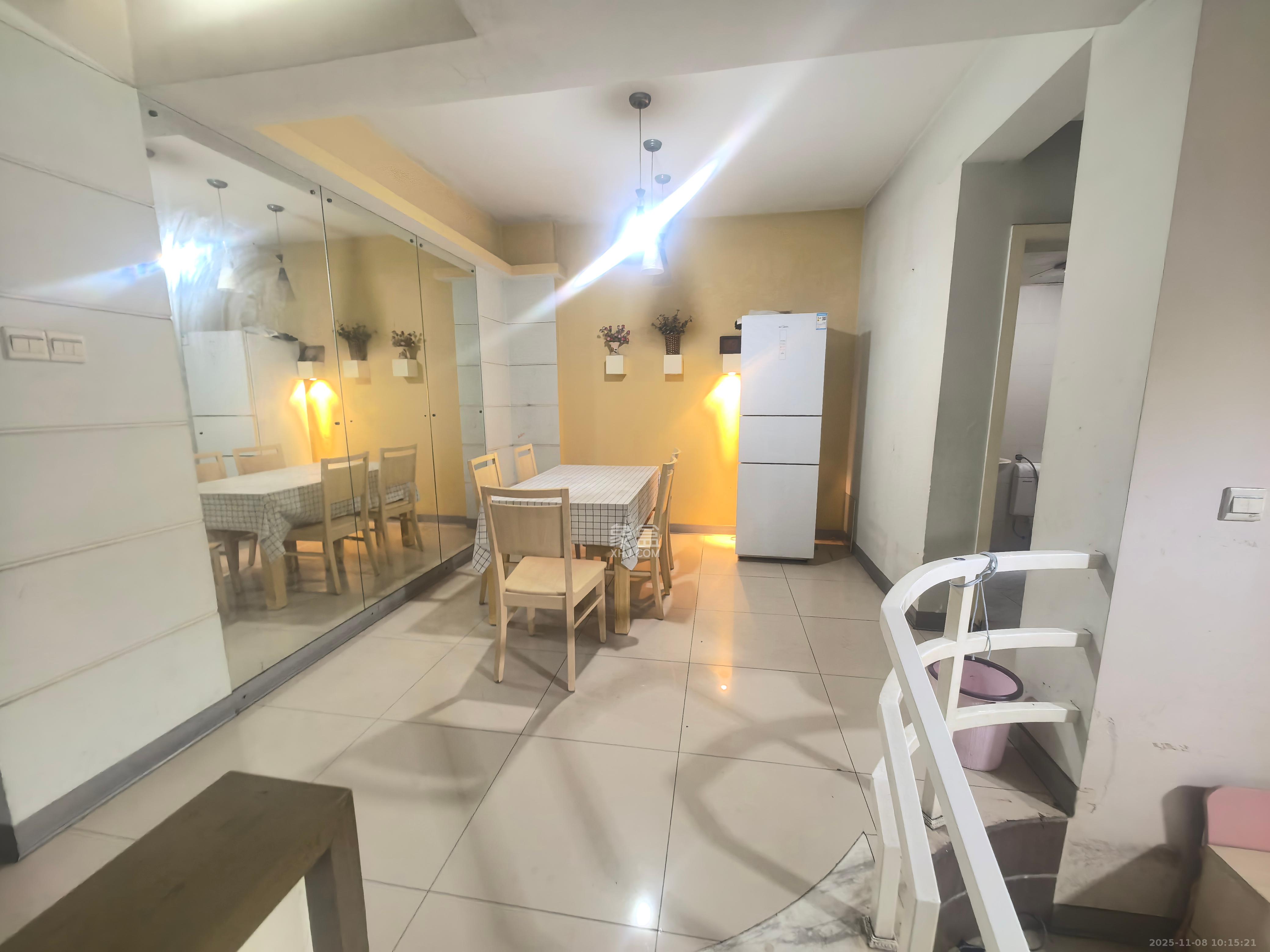 四季阳光花城  3室2厅1卫    3300.0元/月室内图