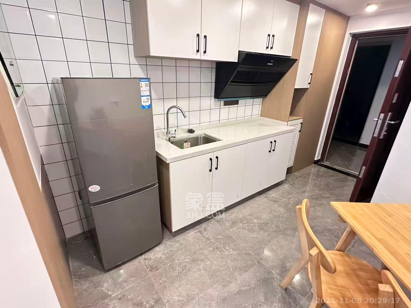 绿地长沙城际空间站（绿地新里佳苑）  1室1厅1卫    2300.0元/月