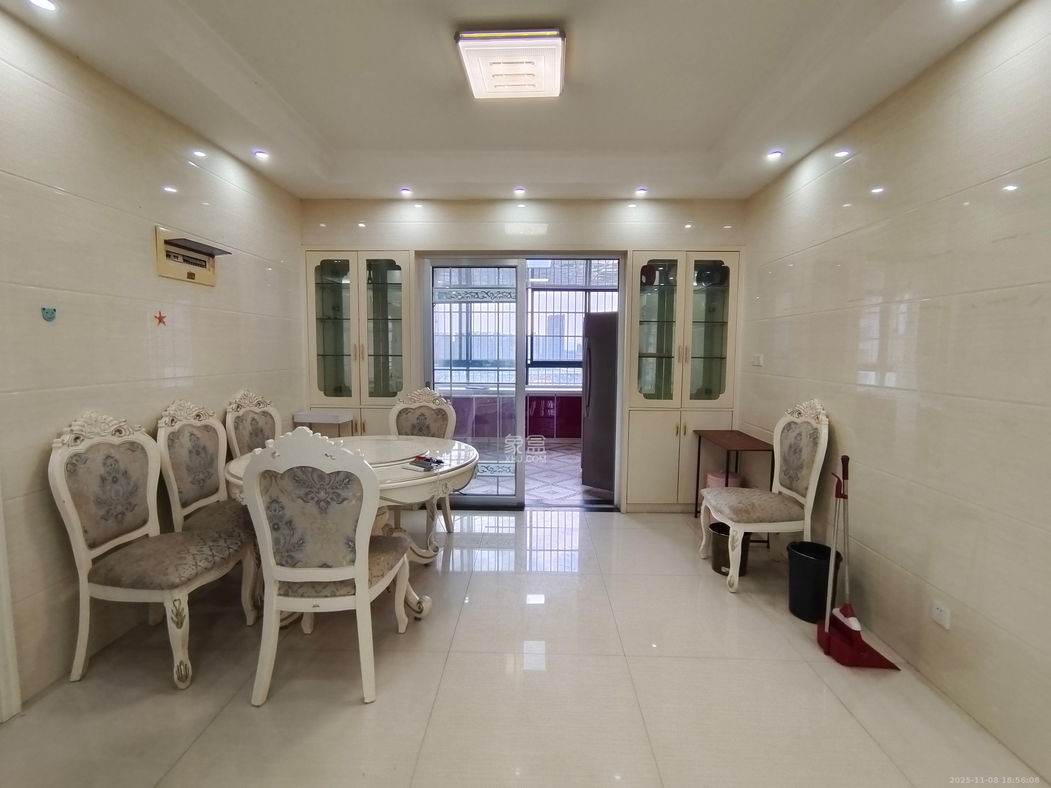 绿洲花园  4室2厅2卫    3800.0元/月室内图