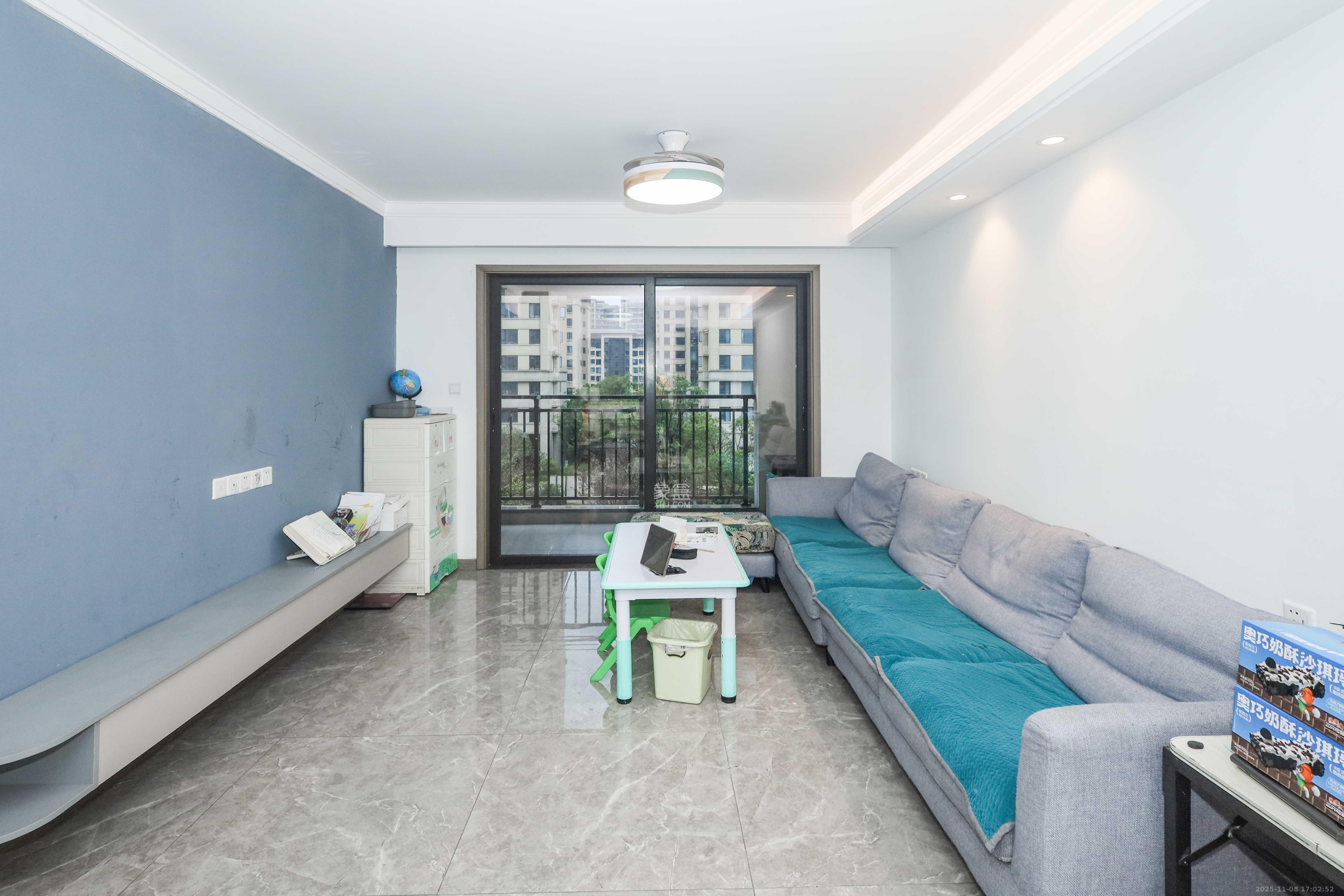 越秀亲爱里 3室2厅2卫 102.0万 越秀亲爱里 3室2厅2卫 102.0万客厅