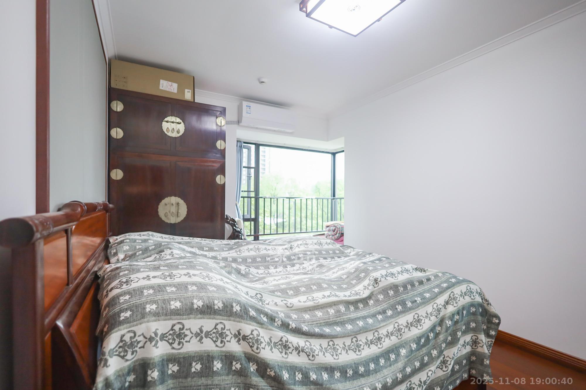 万科里金域国际  4室2厅2卫    248.0万卧室