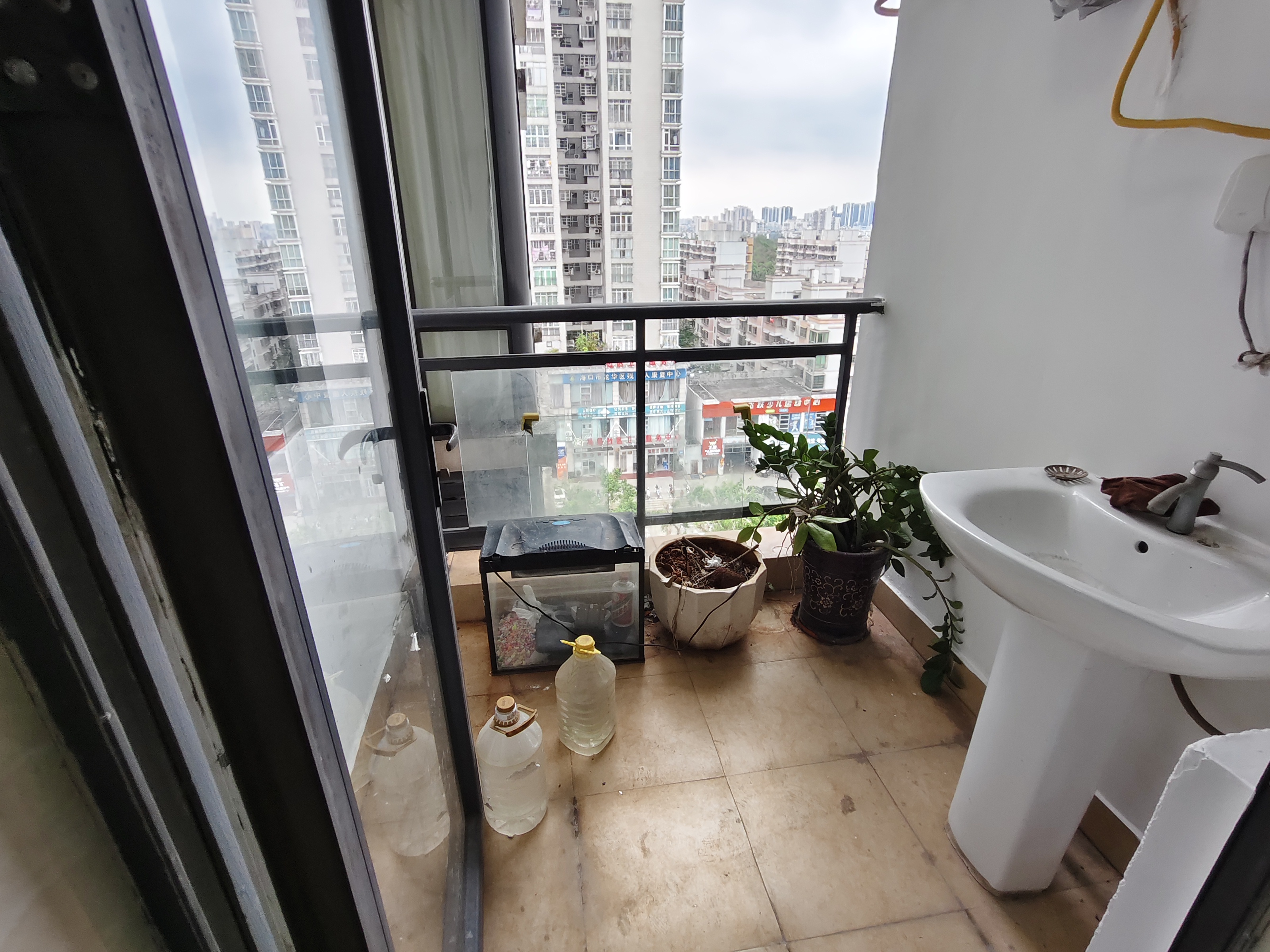 西岭华庭  3室2厅2卫    3000.0元/月室内图