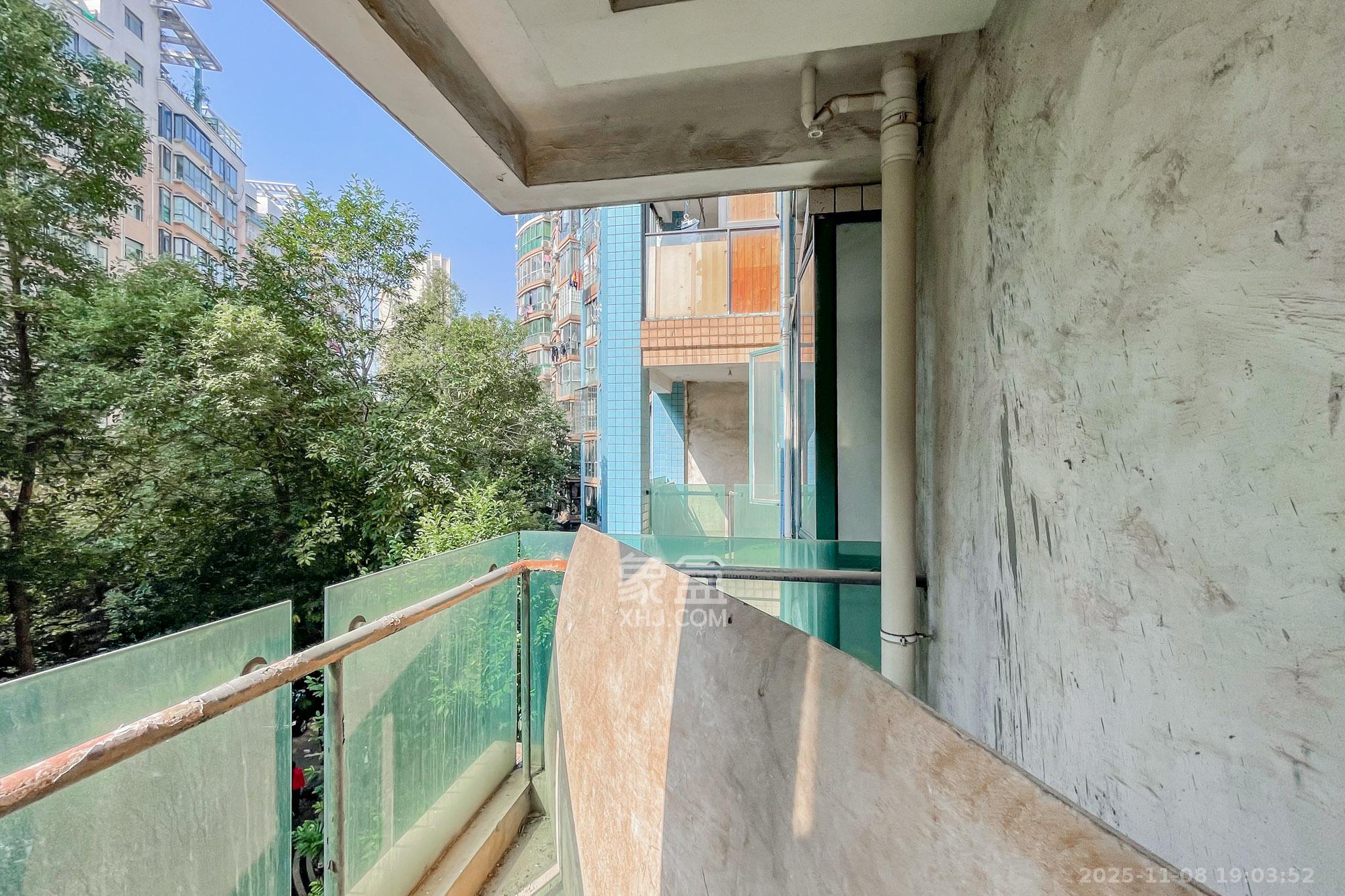 金色山庄 4室2厅2卫 150.0万 金色山庄 4室2厅2卫 150.0万阳台