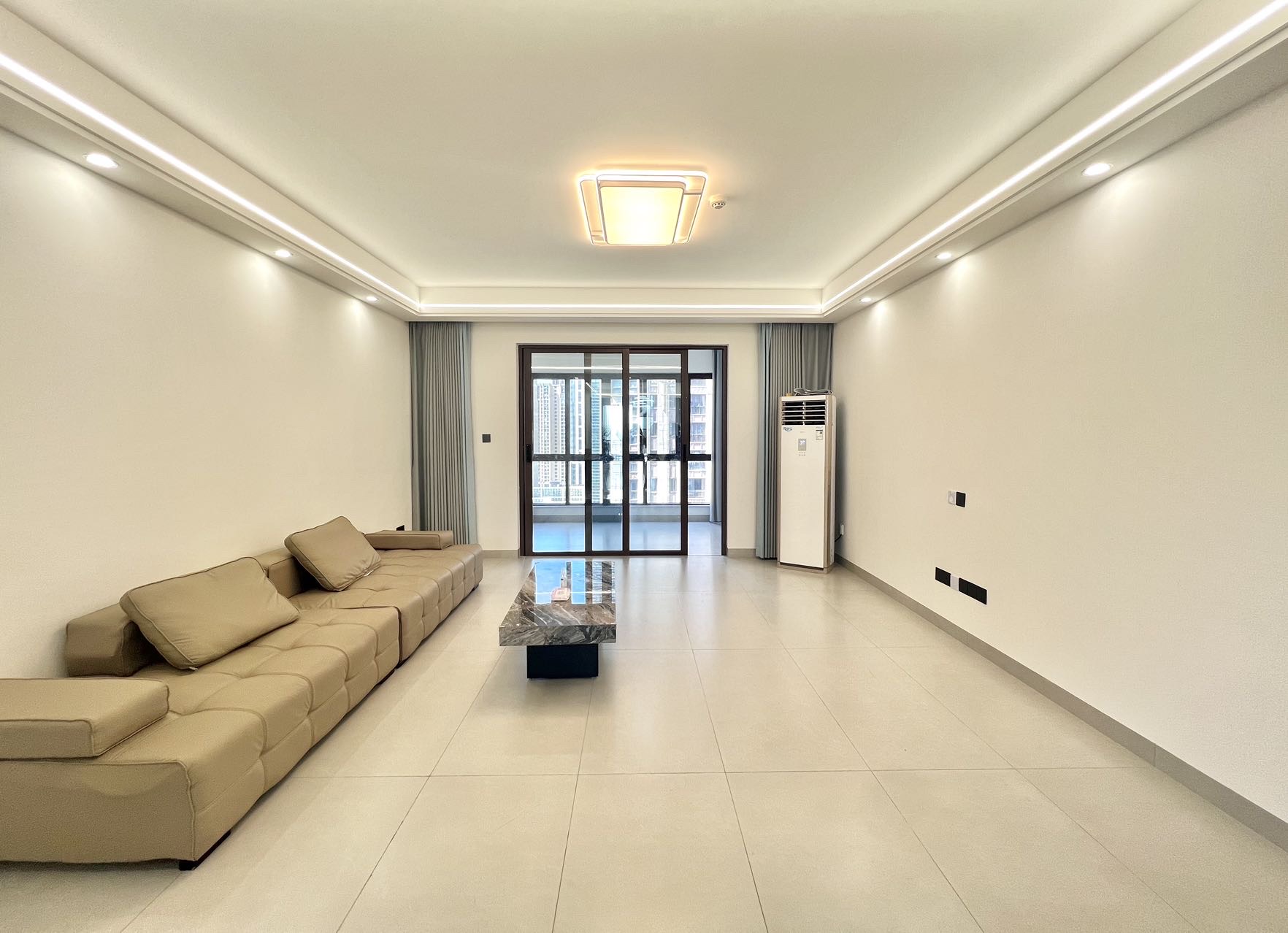 海航豪庭北苑 5室2厅2卫 8800.0元/月 海航豪庭北苑 5室2厅2卫 8800.0元/月室内图