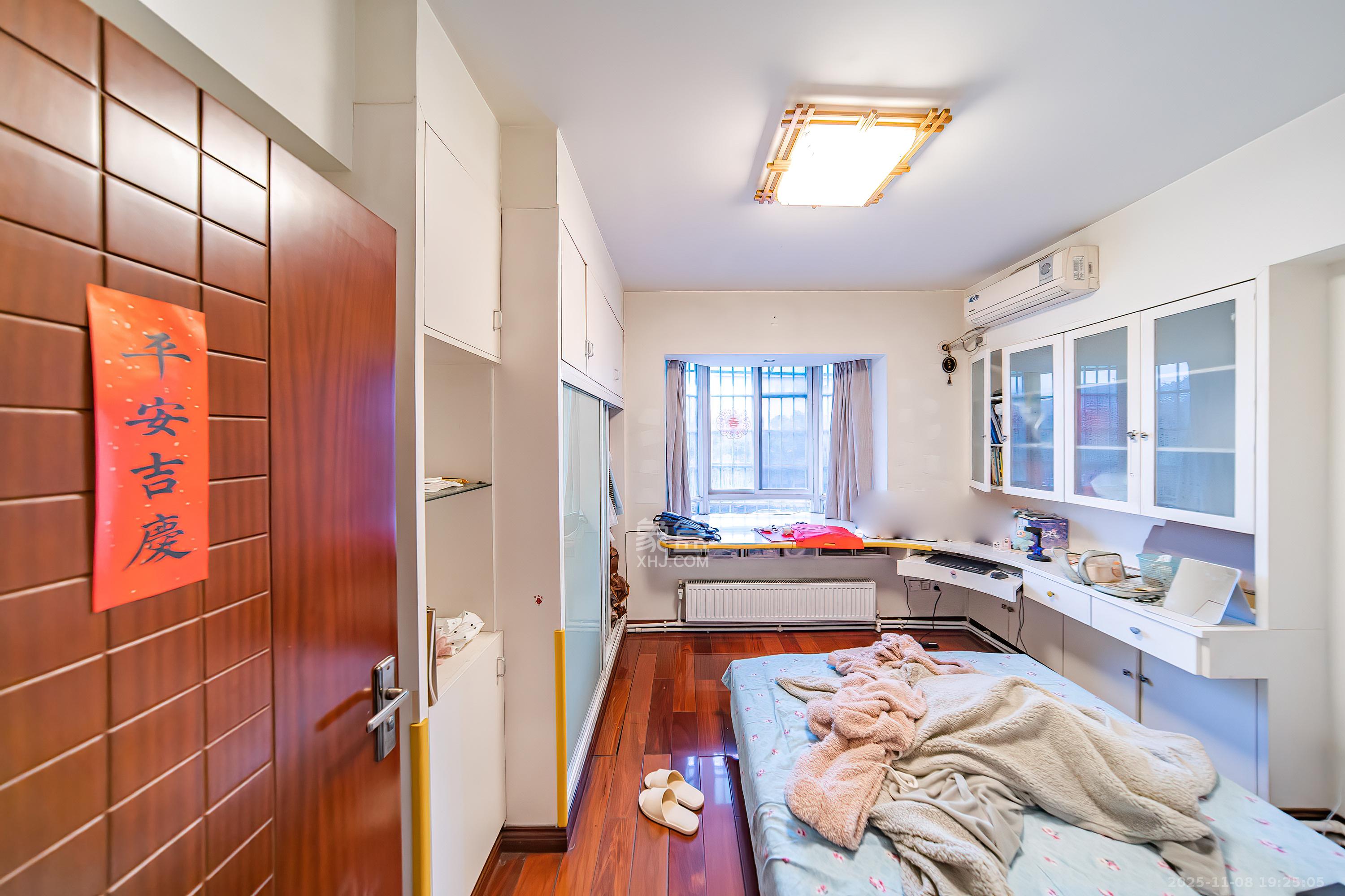 四季阳光花城  3室2厅2卫    180.0万卧室