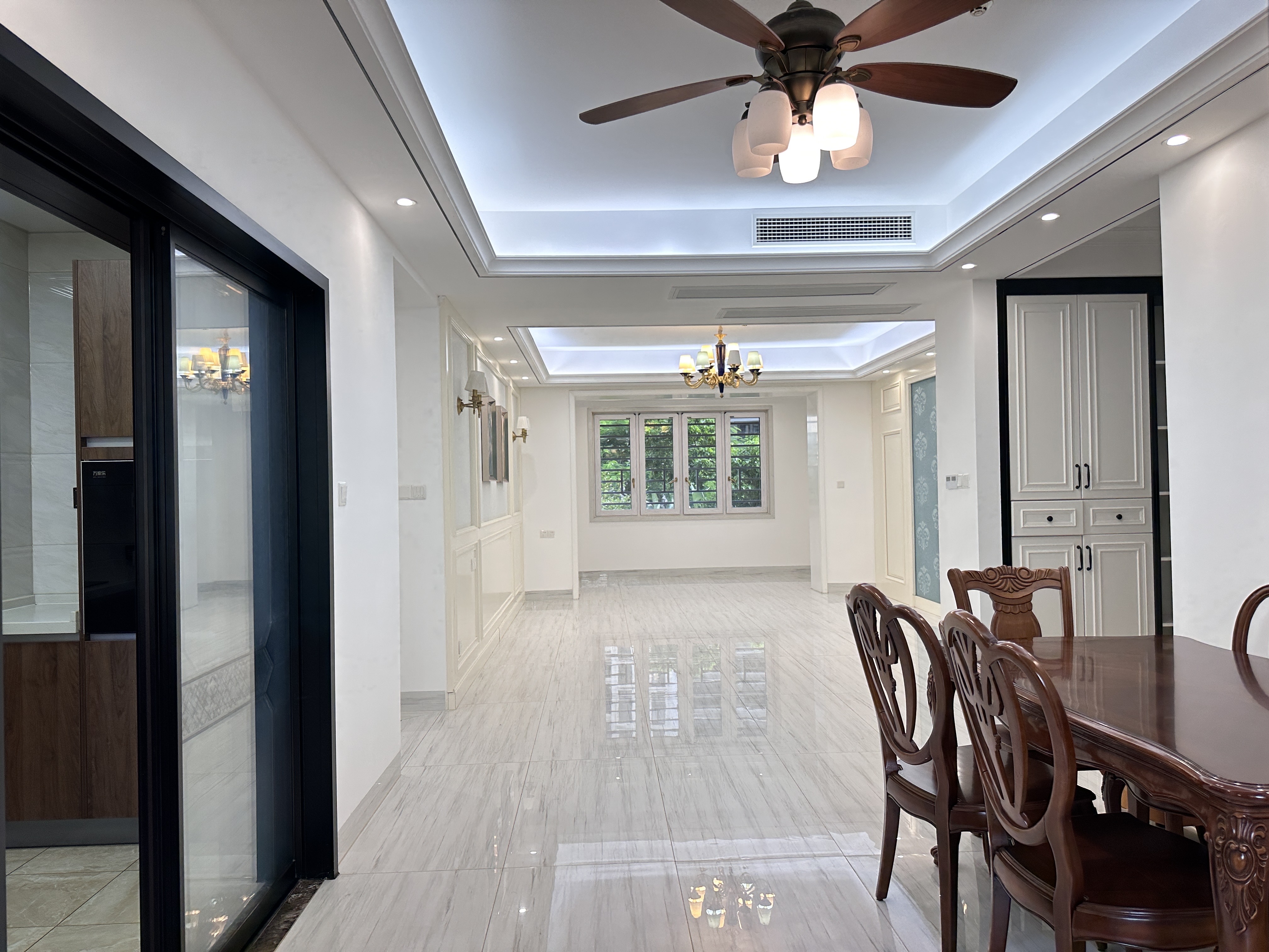 海航豪庭南苑 4室2厅2卫 320.0万 海航豪庭南苑 4室2厅2卫 320.0万客厅