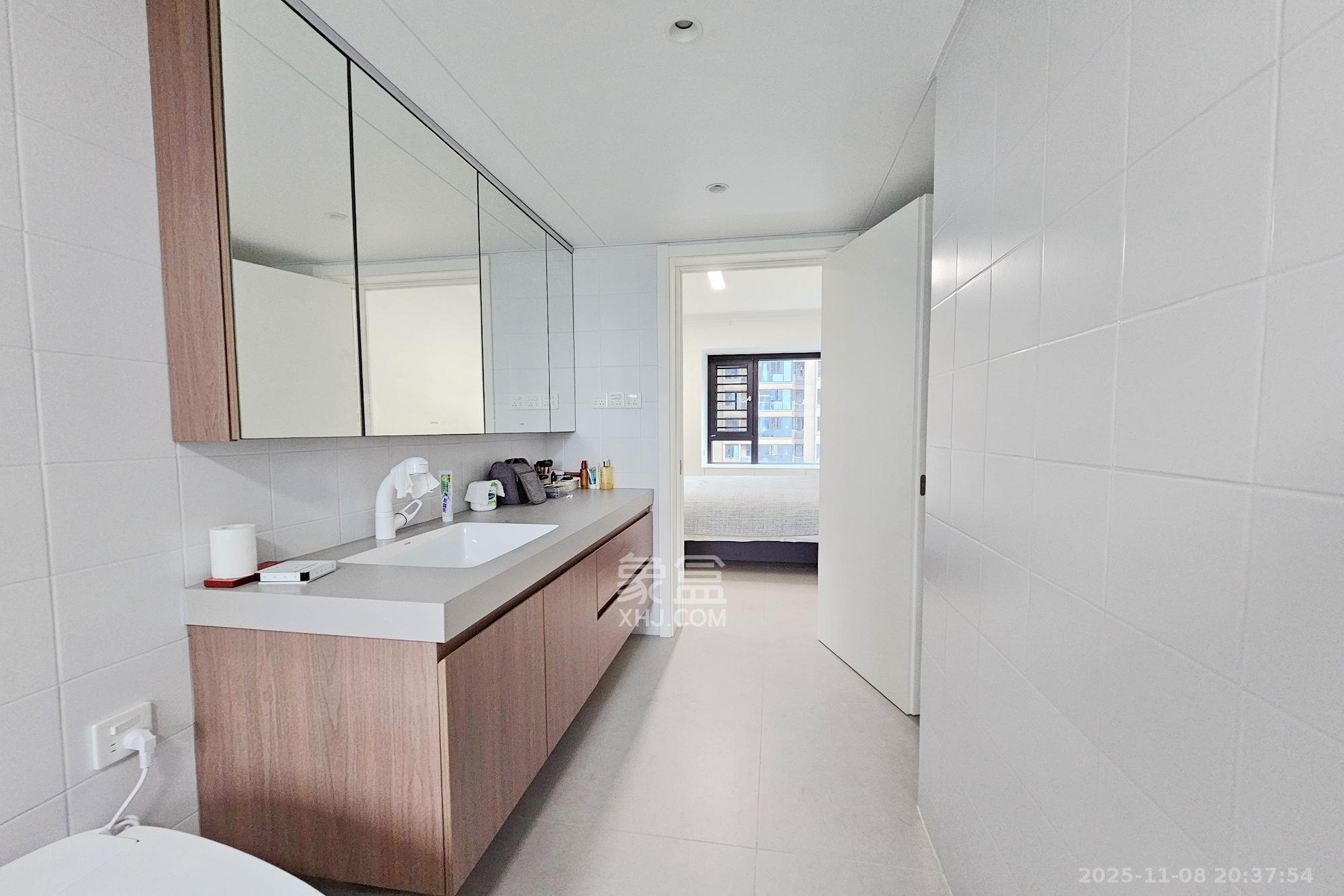 长房东旭国际  4室2厅2卫    198.0万卫生间