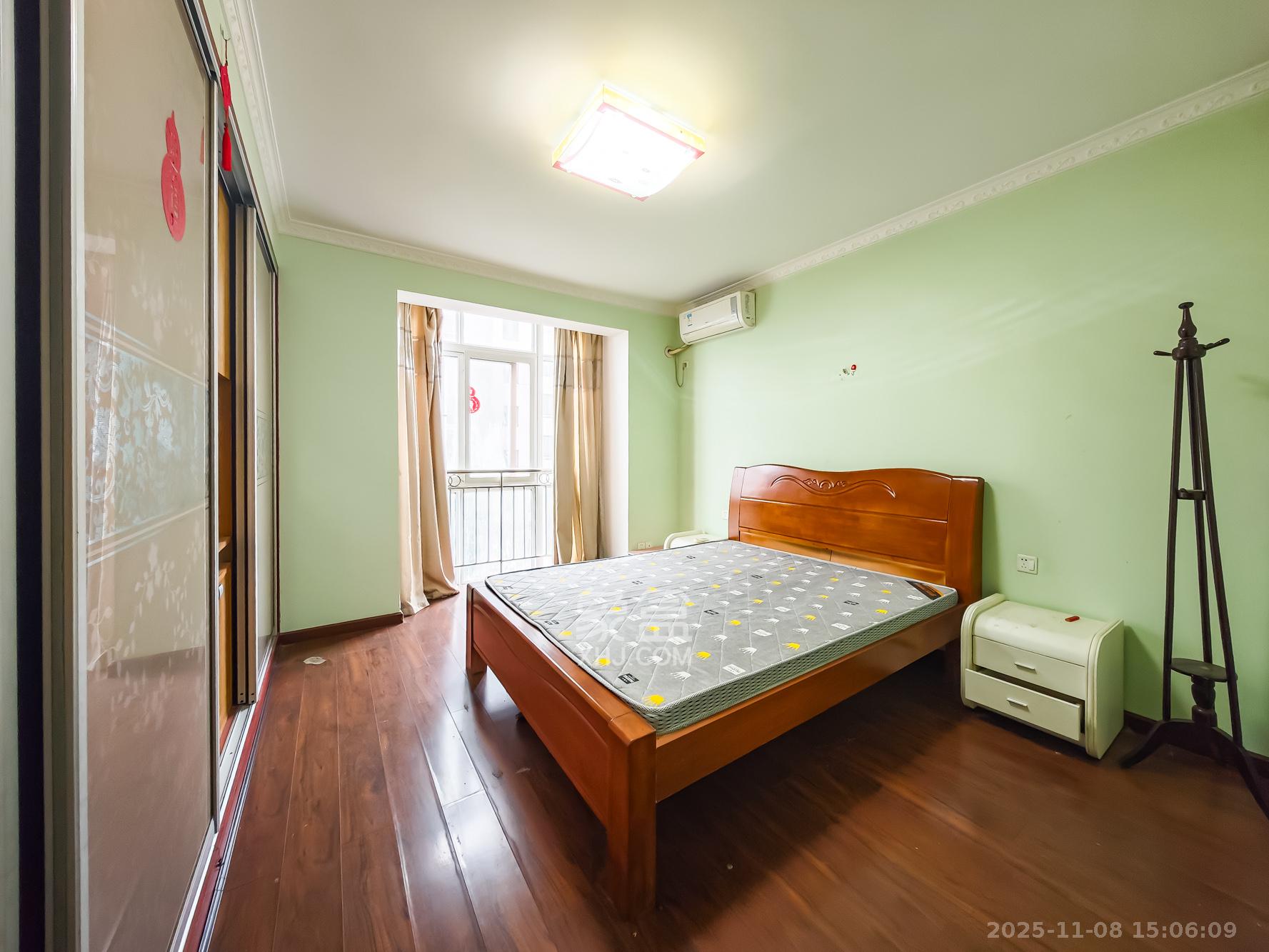 山语城一期  3室2厅2卫    80.0万卧室