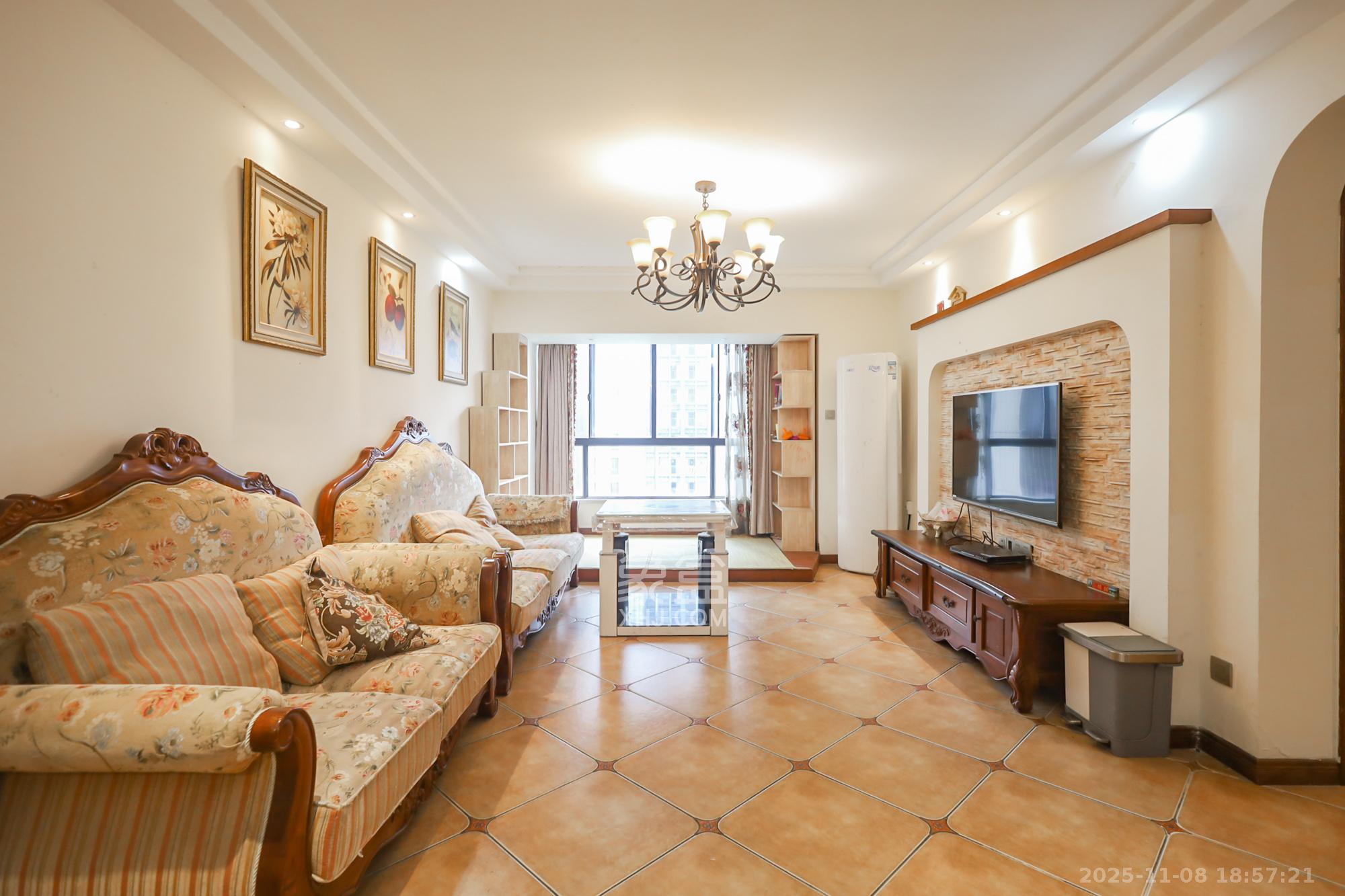 绿地中央广场  3室2厅1卫    135.0万