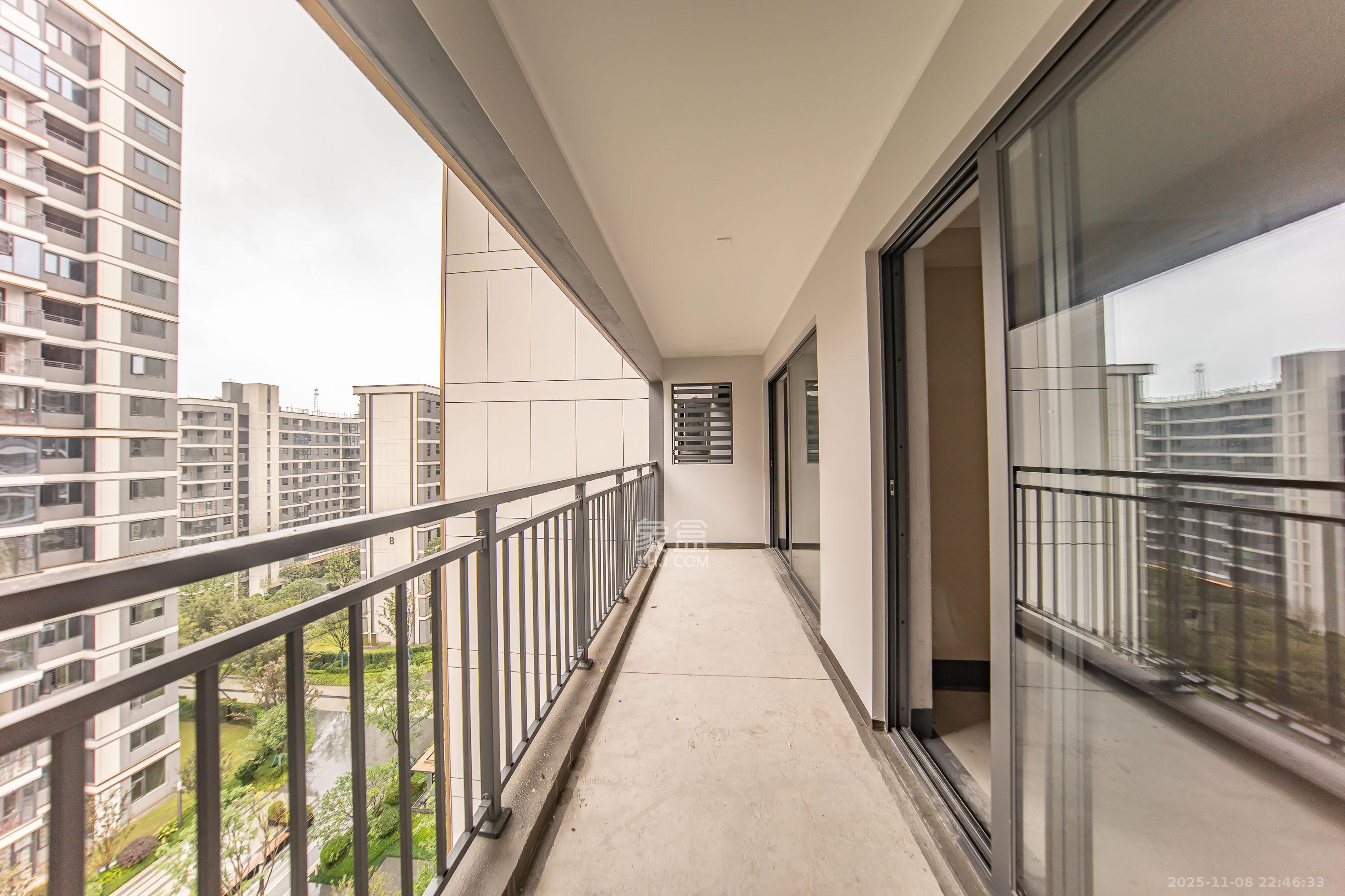 中海阅山府  4室2厅2卫    139.8万阳台