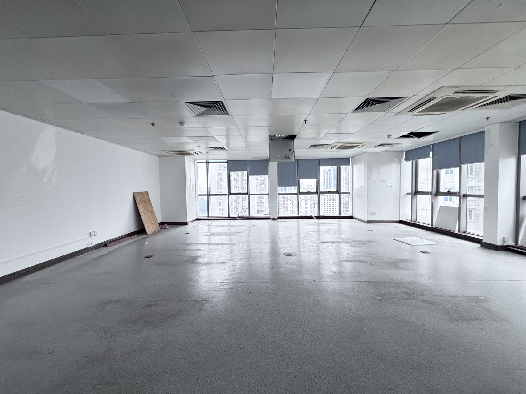 财富广场  3室2厅0卫    15000.0元/月