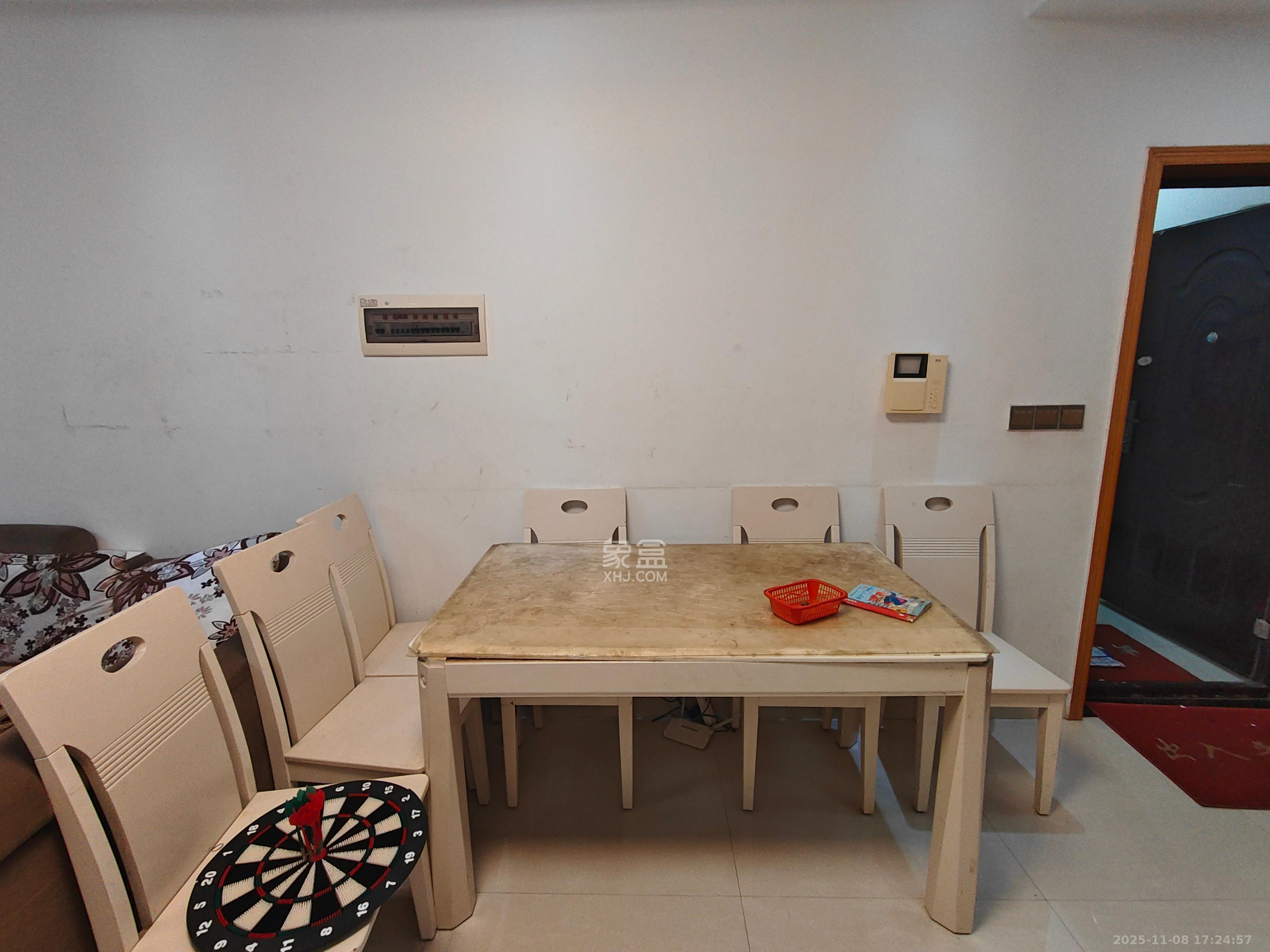 爵士湘  3室2厅1卫    1600.0元/月