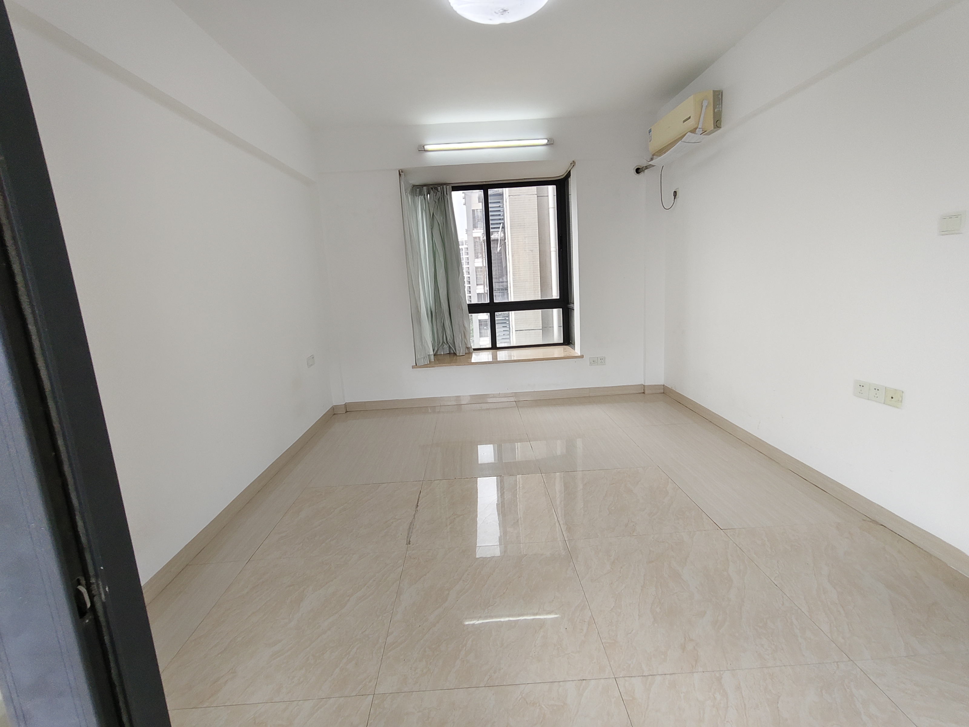 西岭华庭  3室2厅2卫    3000.0元/月室内图