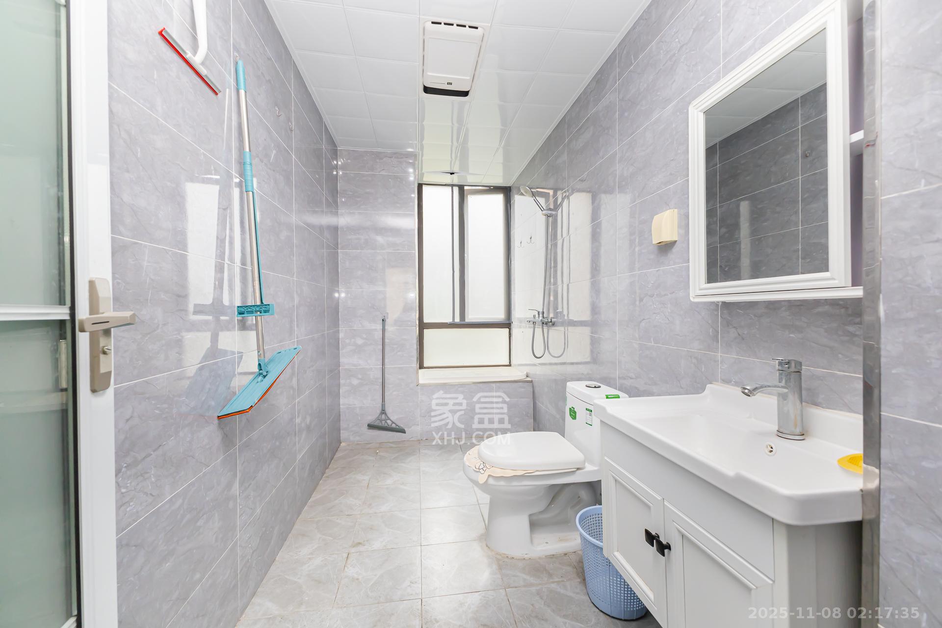 长燃润和天地(长润小区印湘江) 5室2厅2卫 142.0万 长燃润和天地(长润小区印湘江) 5室2厅2卫 142.0万卫生间