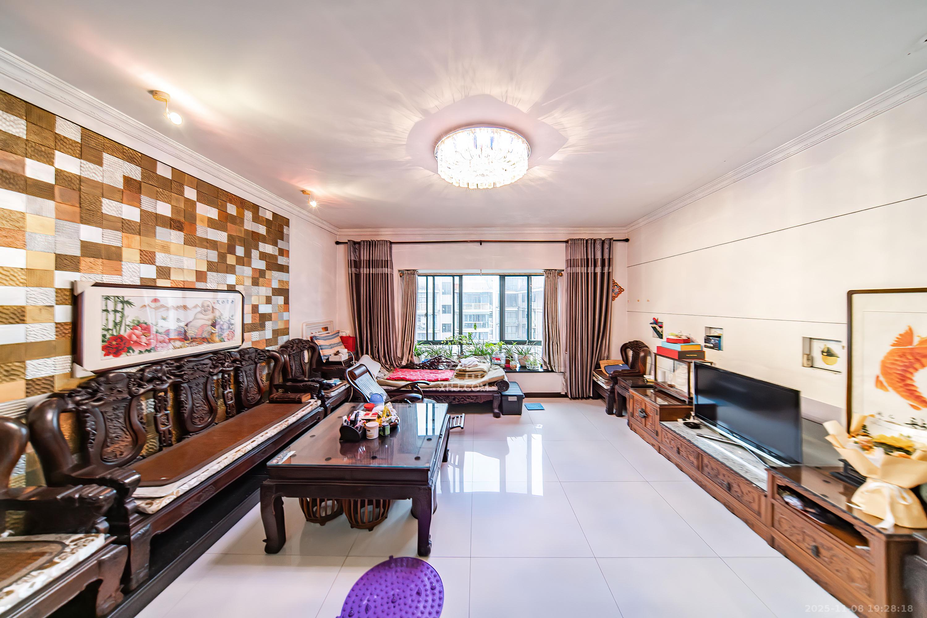 四季阳光花城  5室2厅2卫    236.0万