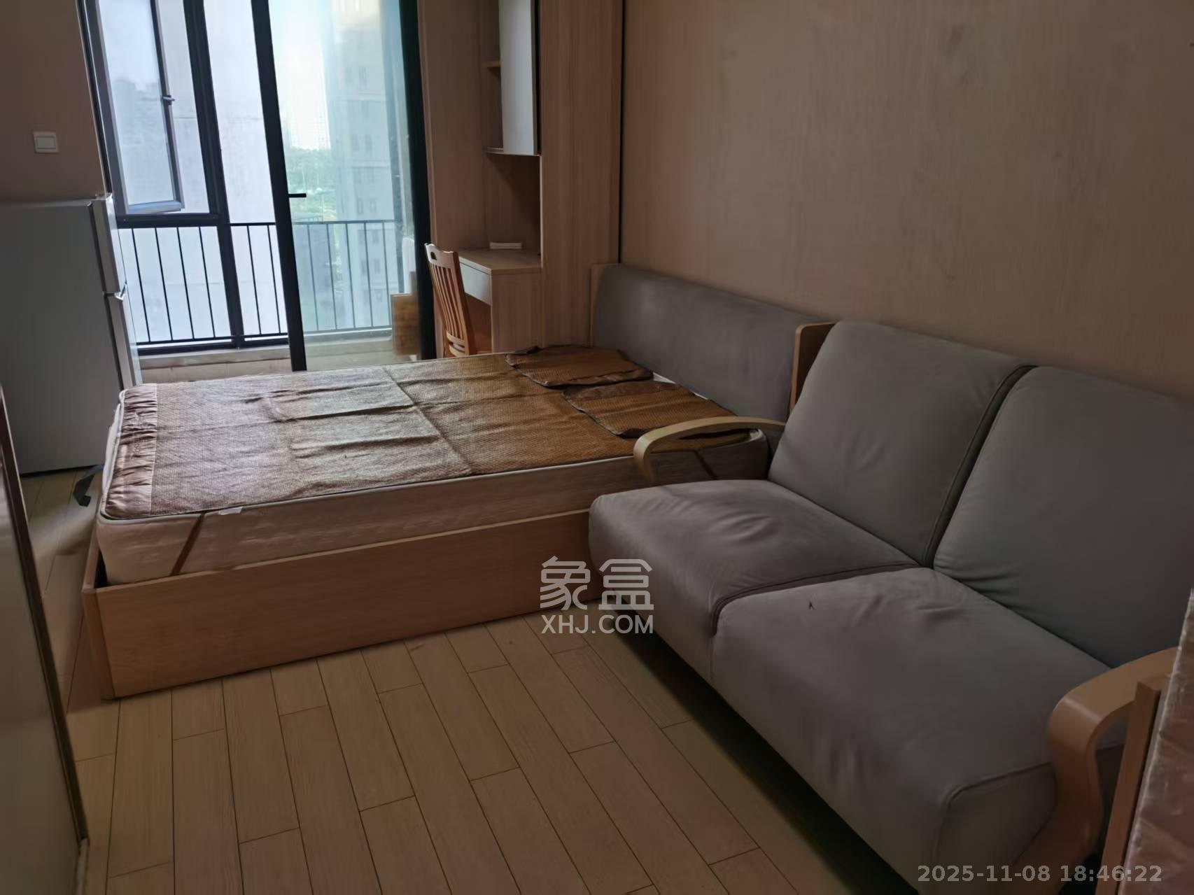 万科城  1室1厅1卫    1300.0元/月