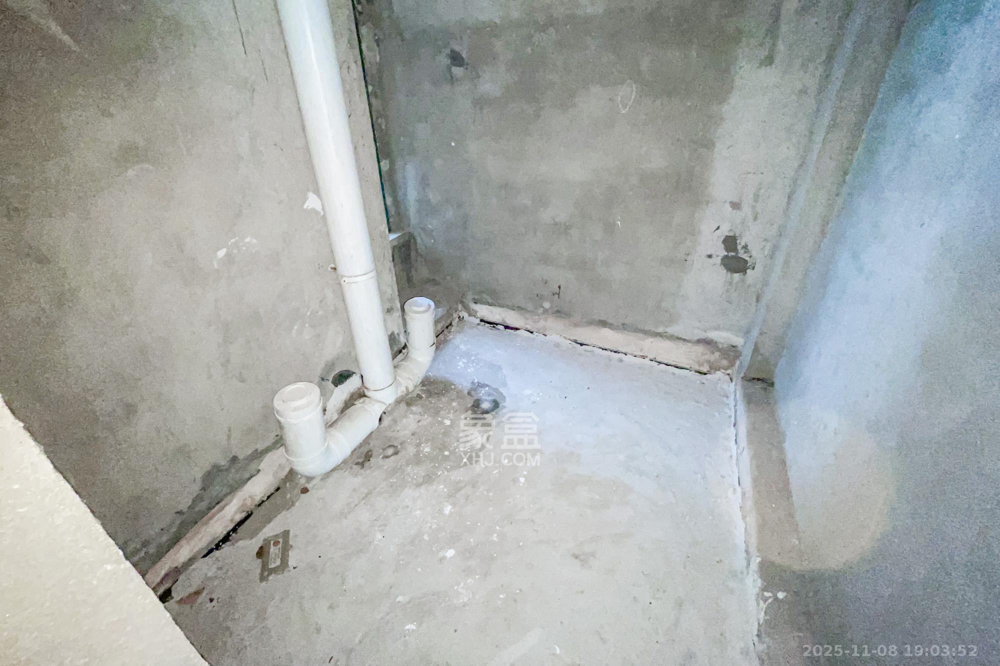 金色山庄 4室2厅2卫 150.0万 金色山庄 4室2厅2卫 150.0万卫生间