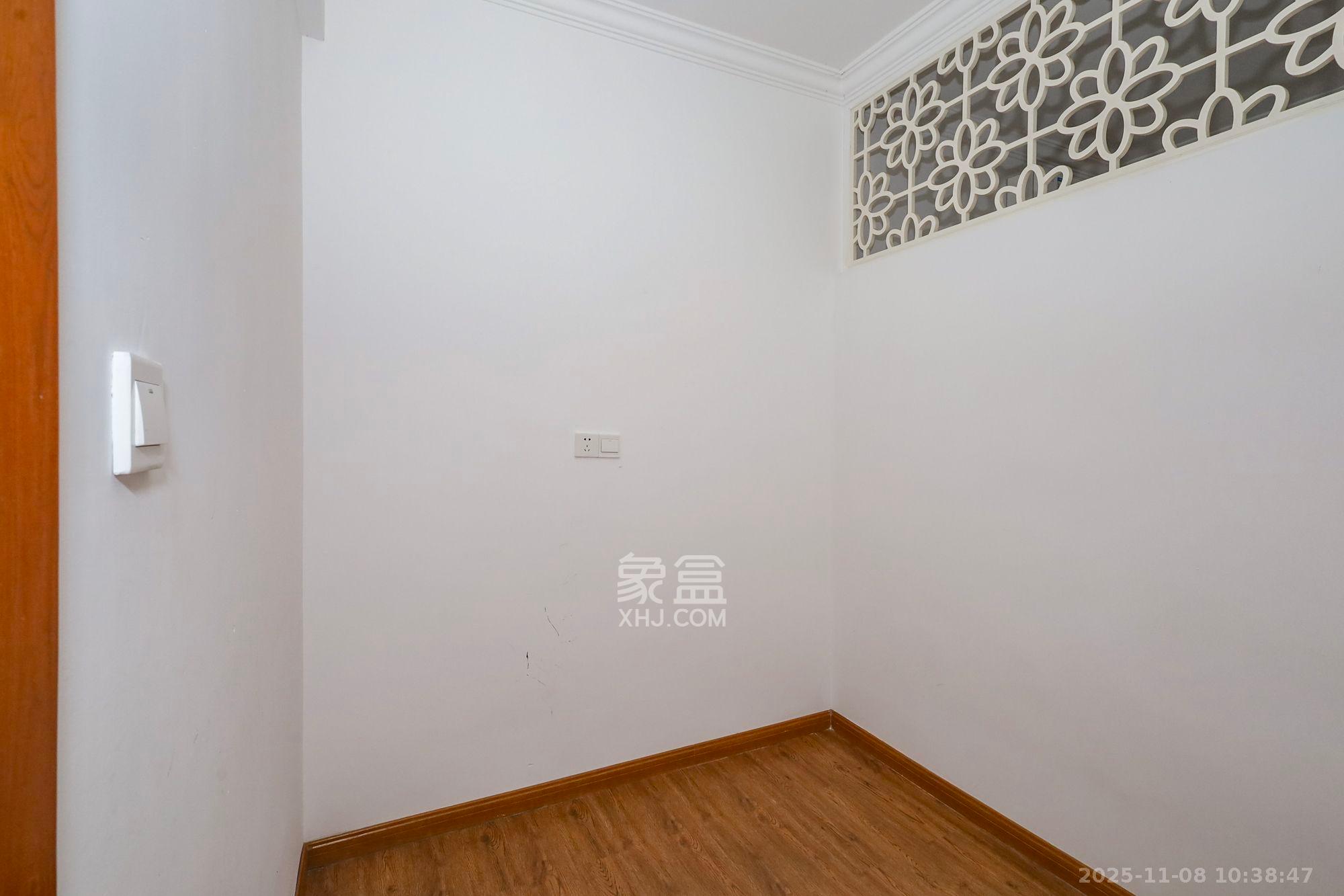 滨江一号（丰泰花园）  3室2厅2卫    2700.0元/月室内图