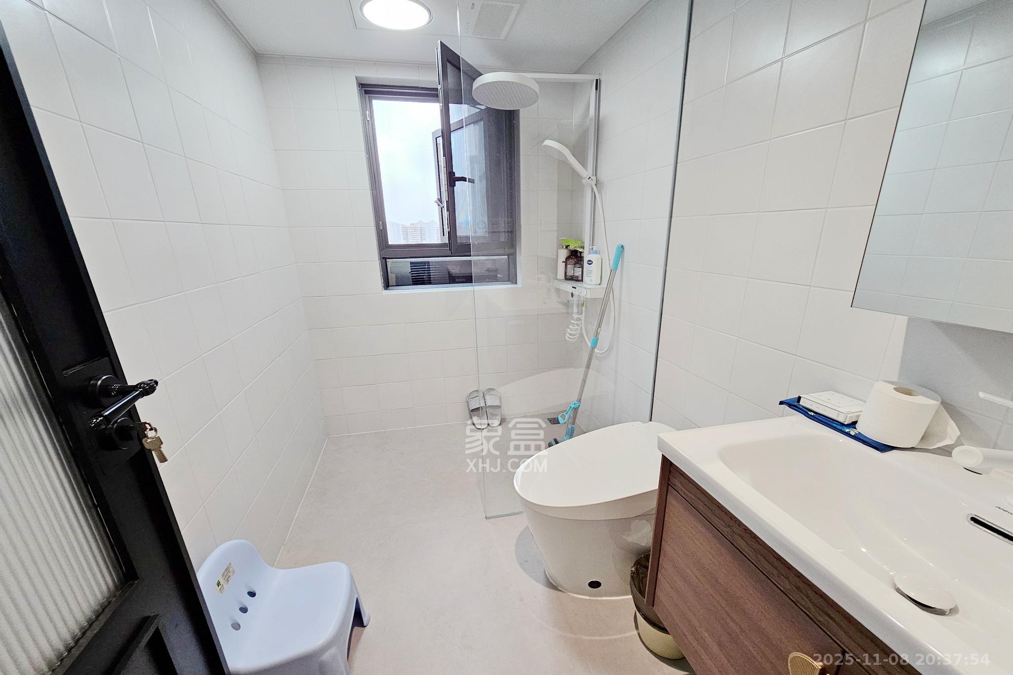 长房东旭国际  4室2厅2卫    198.0万卫生间