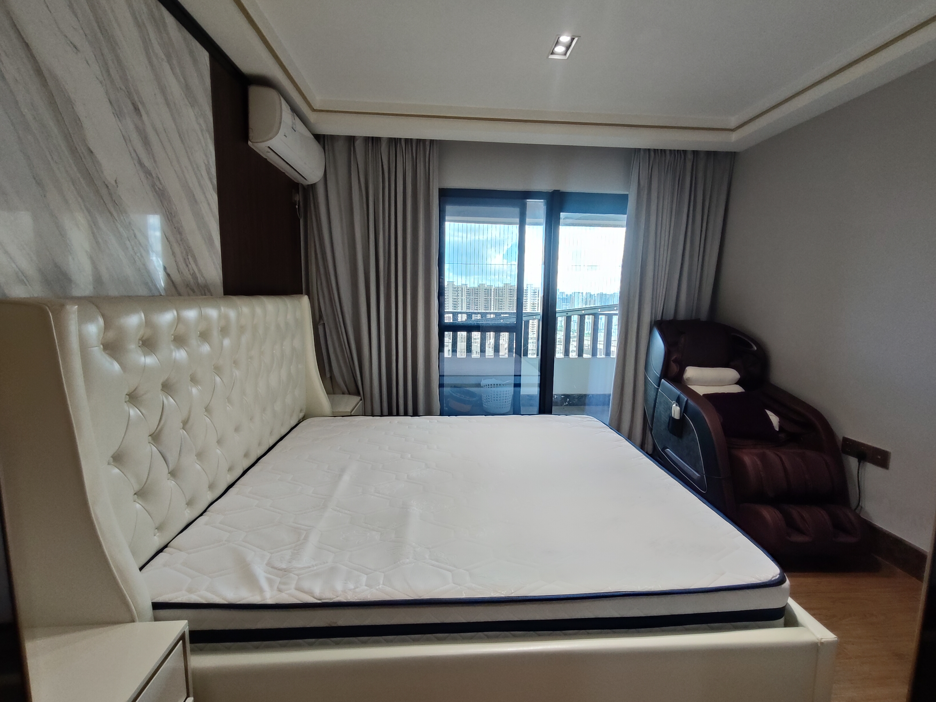 绿地海德公馆 4室2厅2卫 250.0万 绿地海德公馆 4室2厅2卫 250.0万客厅