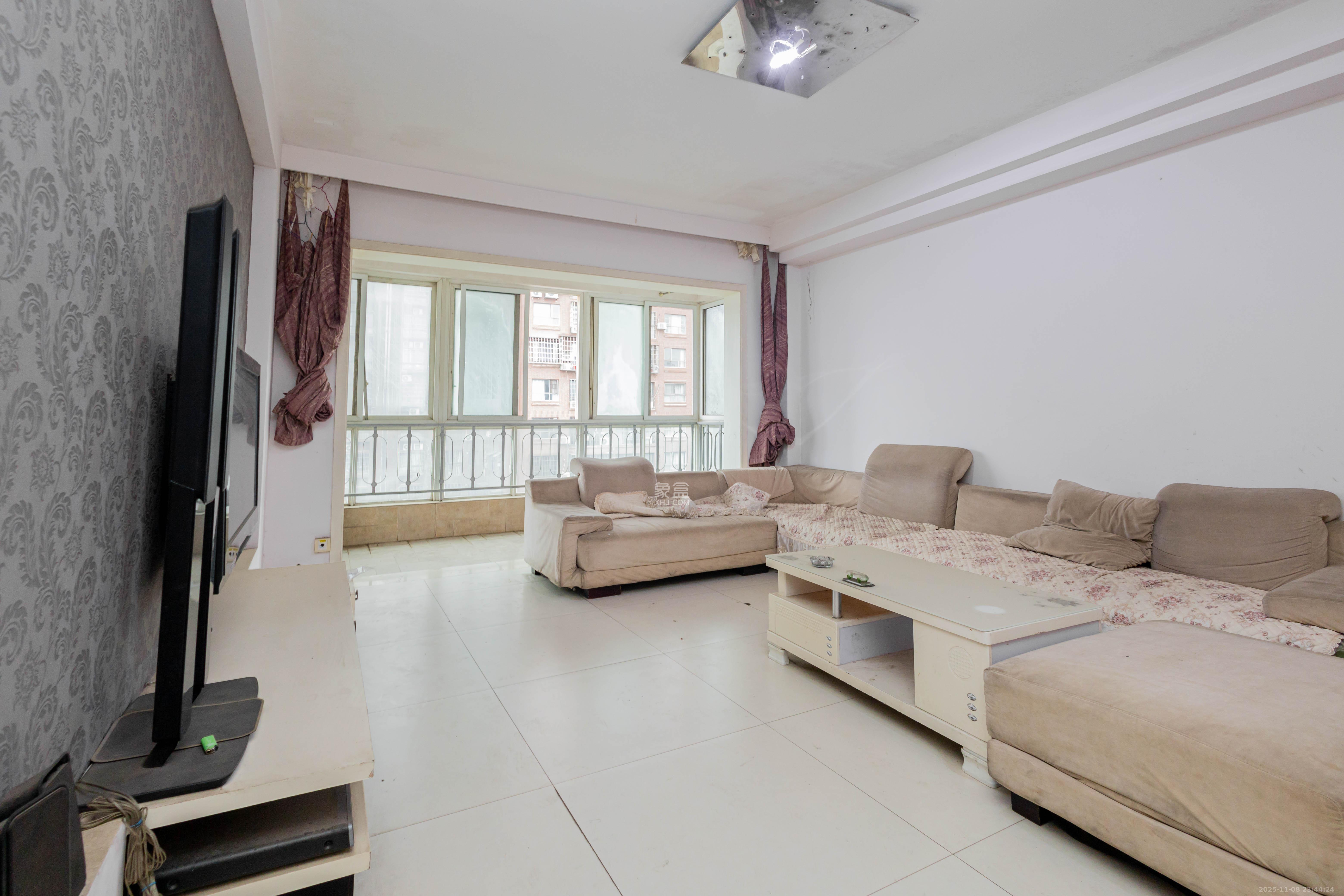 东城名苑  1室2厅1卫    44.8万客厅