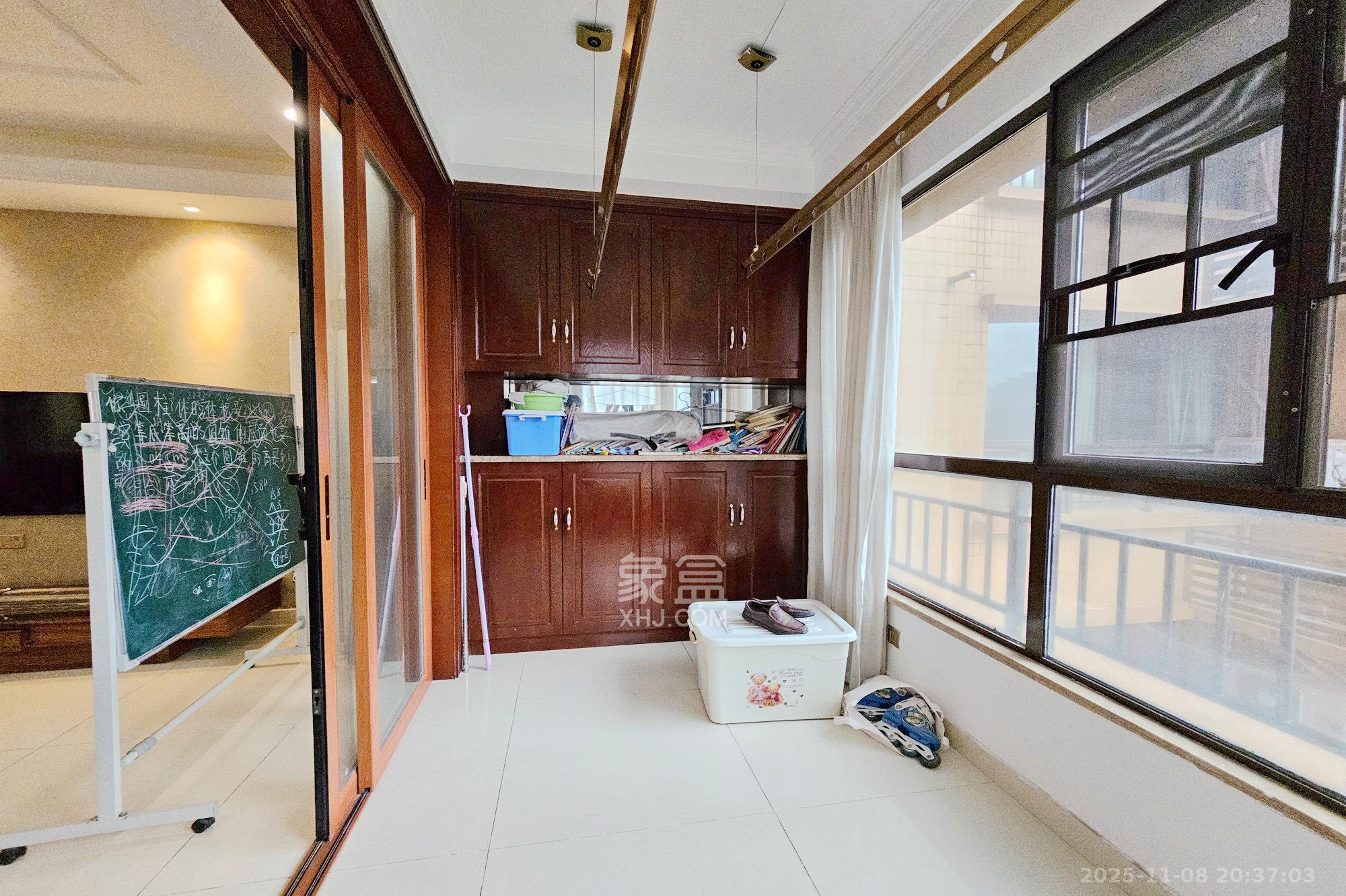 融科檀香山（融科紫檀、香山国际）  4室2厅2卫    188.0万阳台