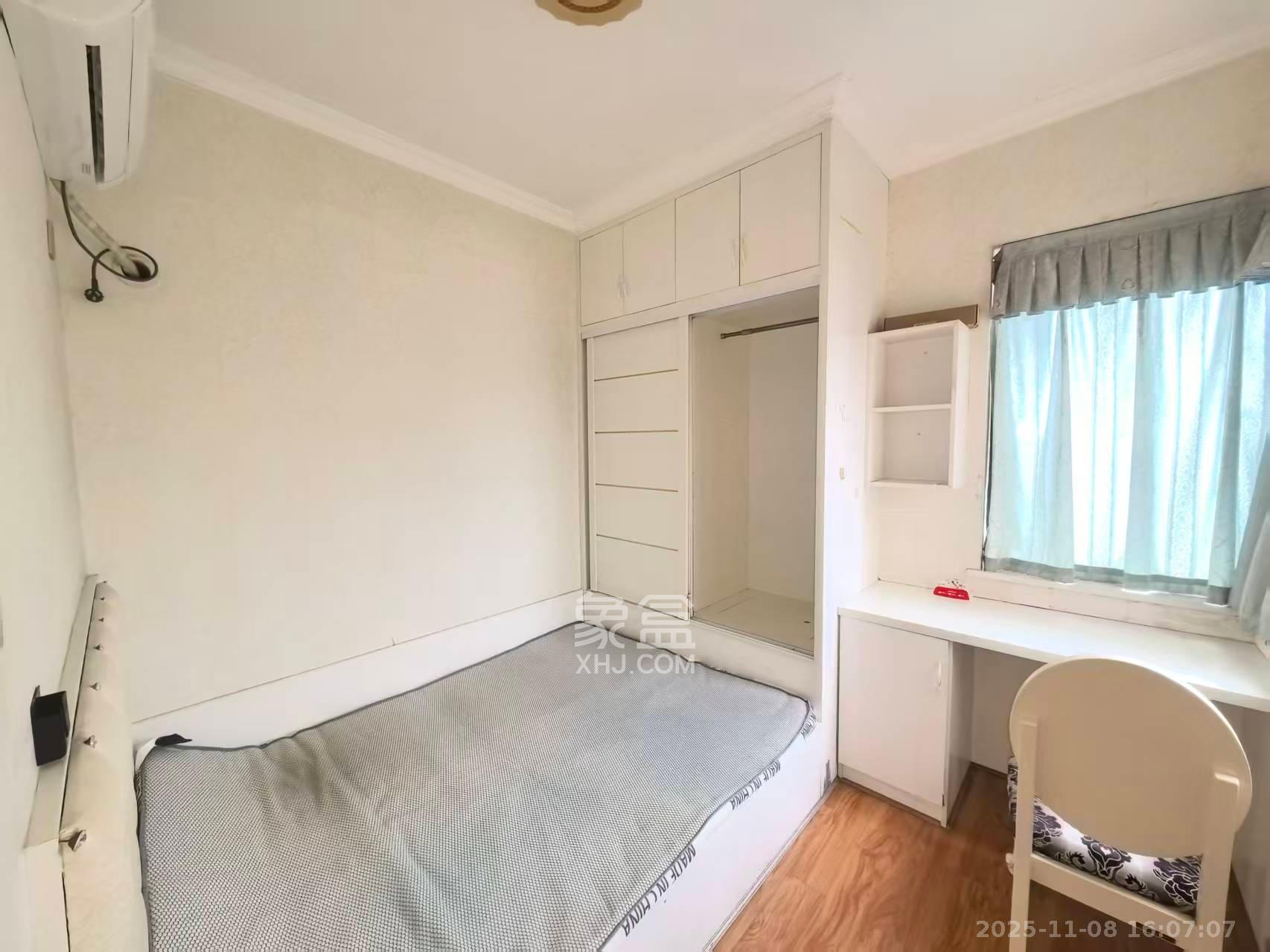 月亮湾草莓街区一、二期  3室2厅1卫    1700.0元/月室内图