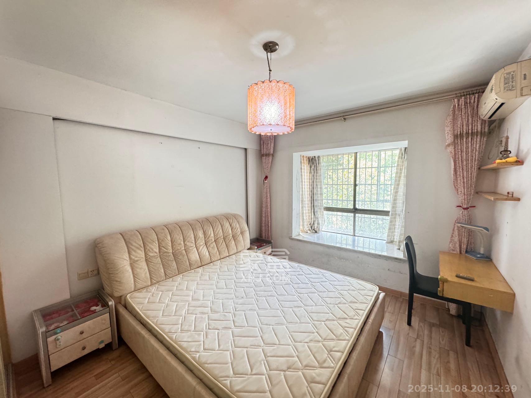 景香苑  3室2厅2卫    2200.0元/月