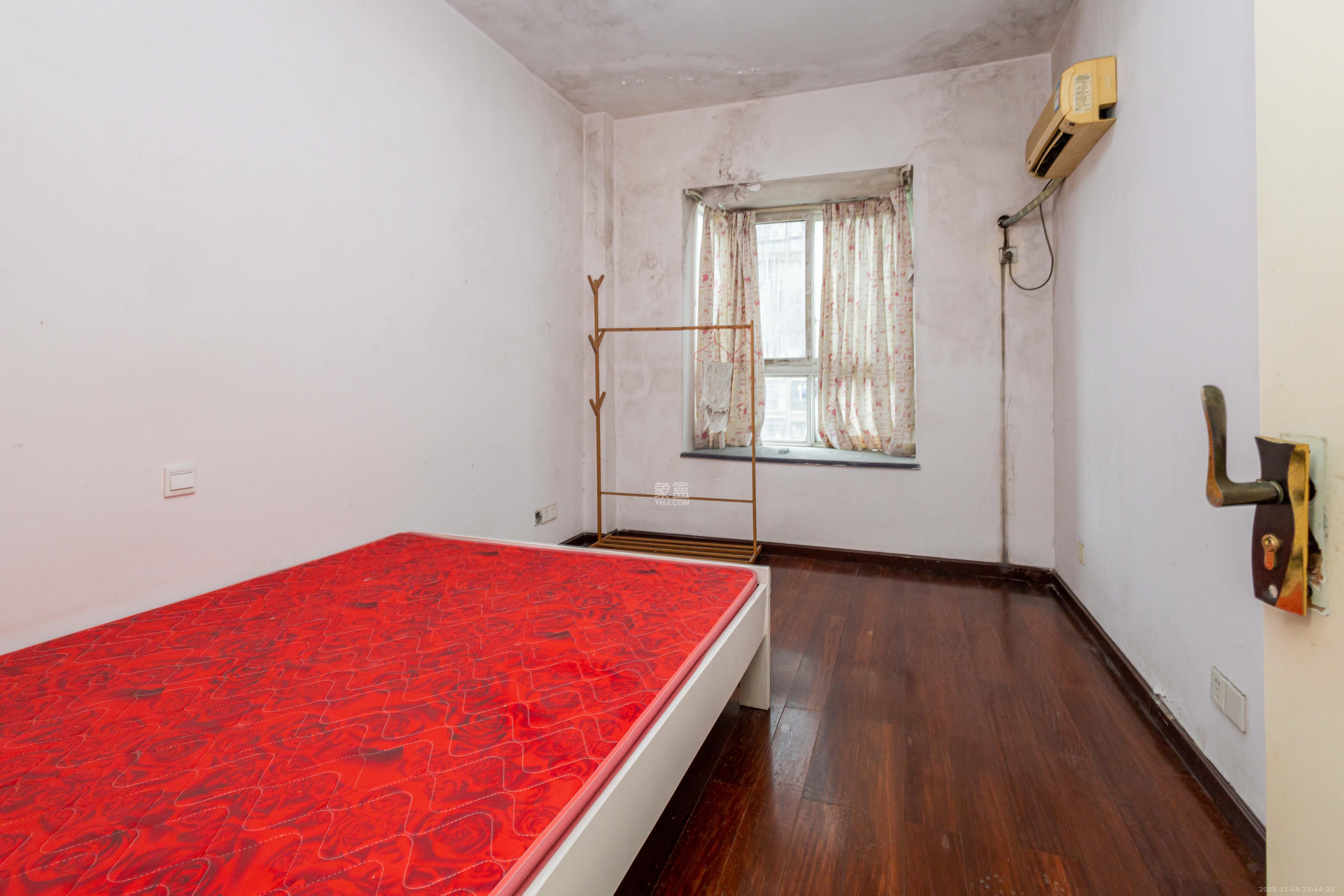 东城名苑  1室2厅1卫    44.8万卧室