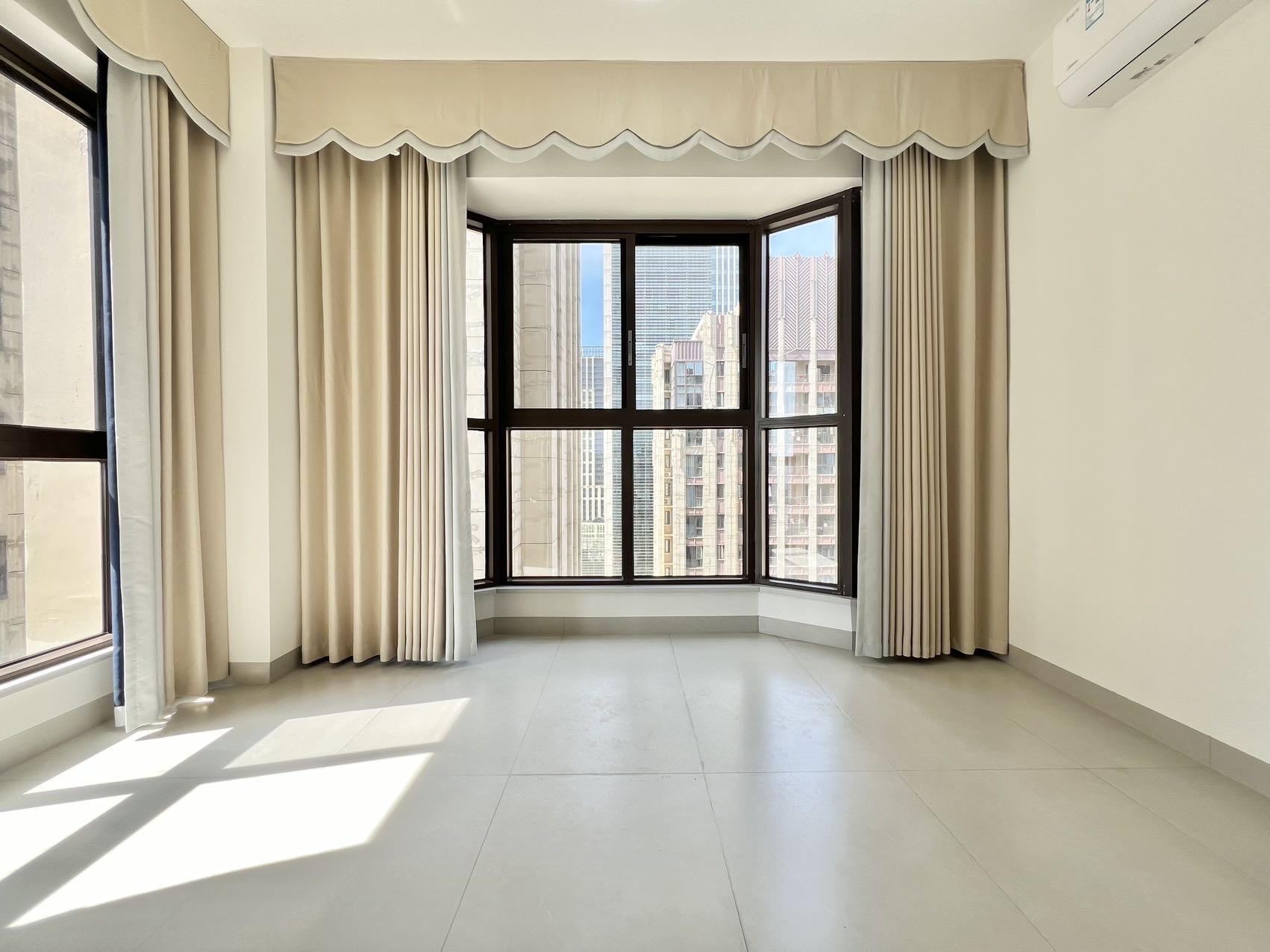 海航豪庭北苑  5室2厅2卫    8800.0元/月室内图