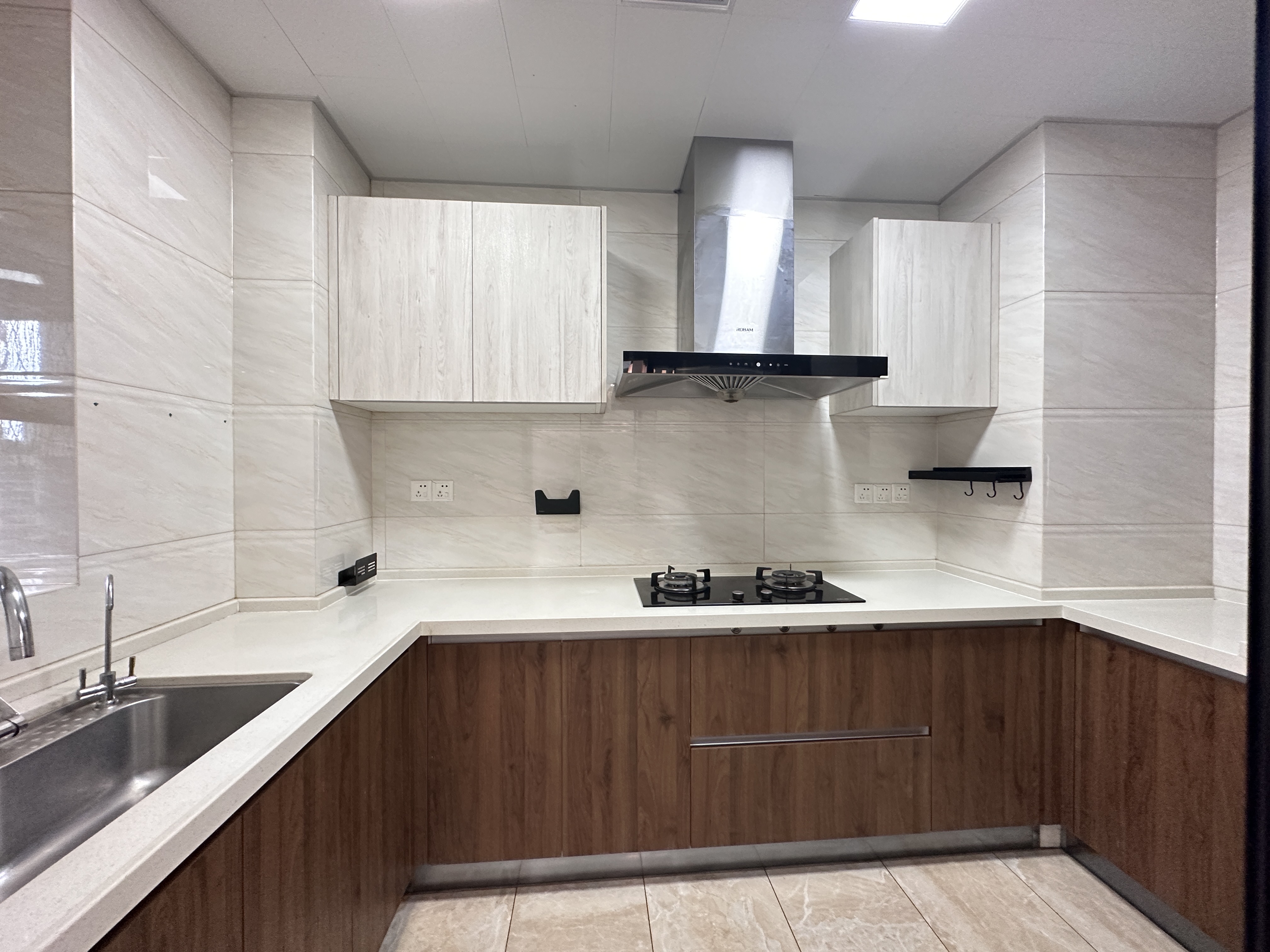 海航豪庭南苑 4室2厅2卫 320.0万 海航豪庭南苑 4室2厅2卫 320.0万客厅