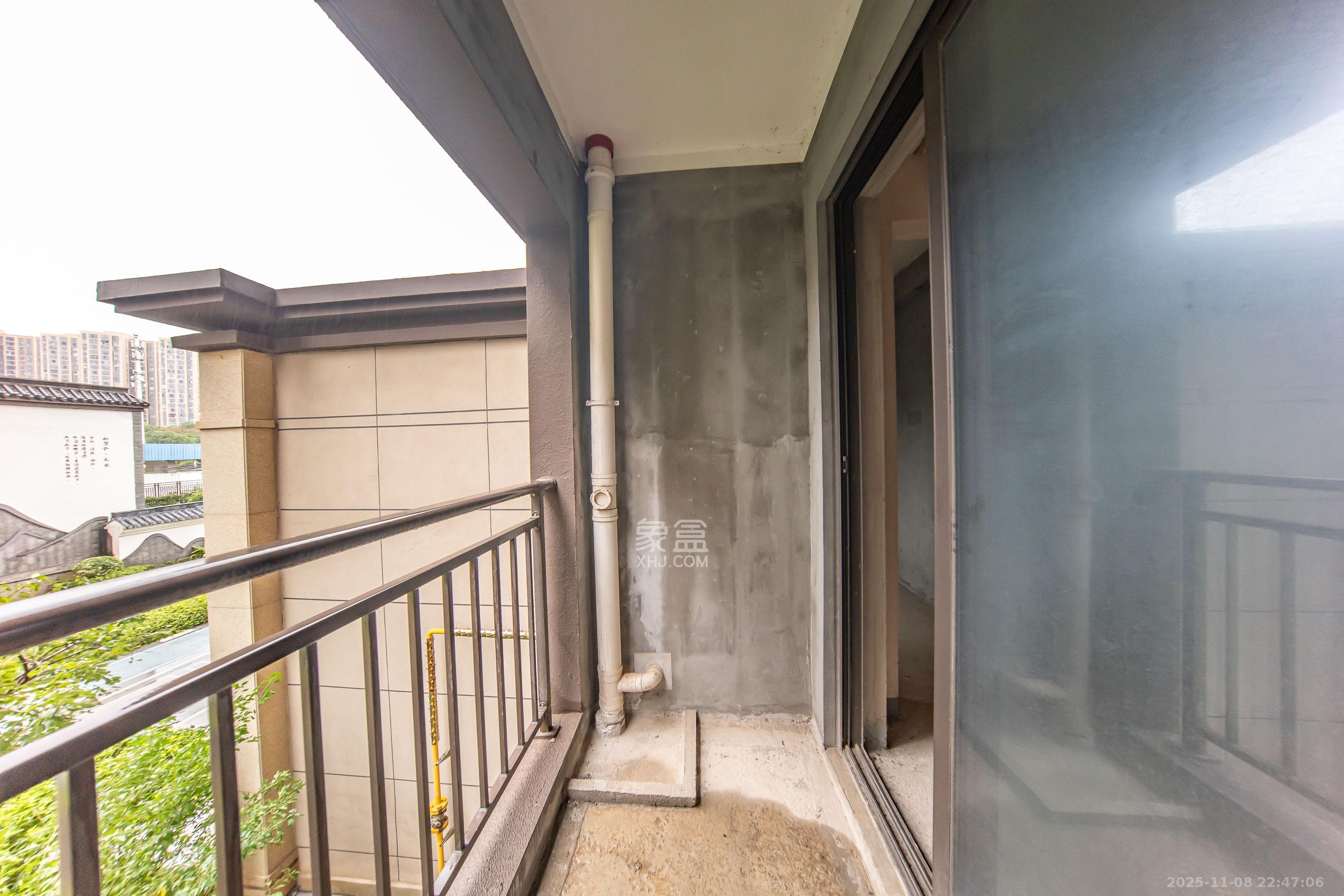 建发电建江山悦  3室1厅2卫    99.8万阳台