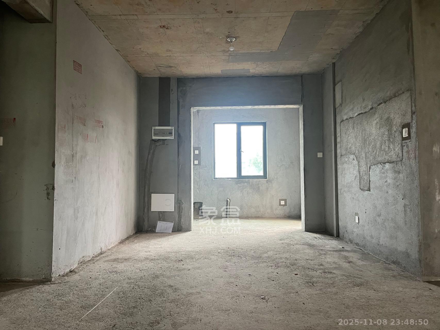 三一云湖  4室2厅3卫    106.0万客厅