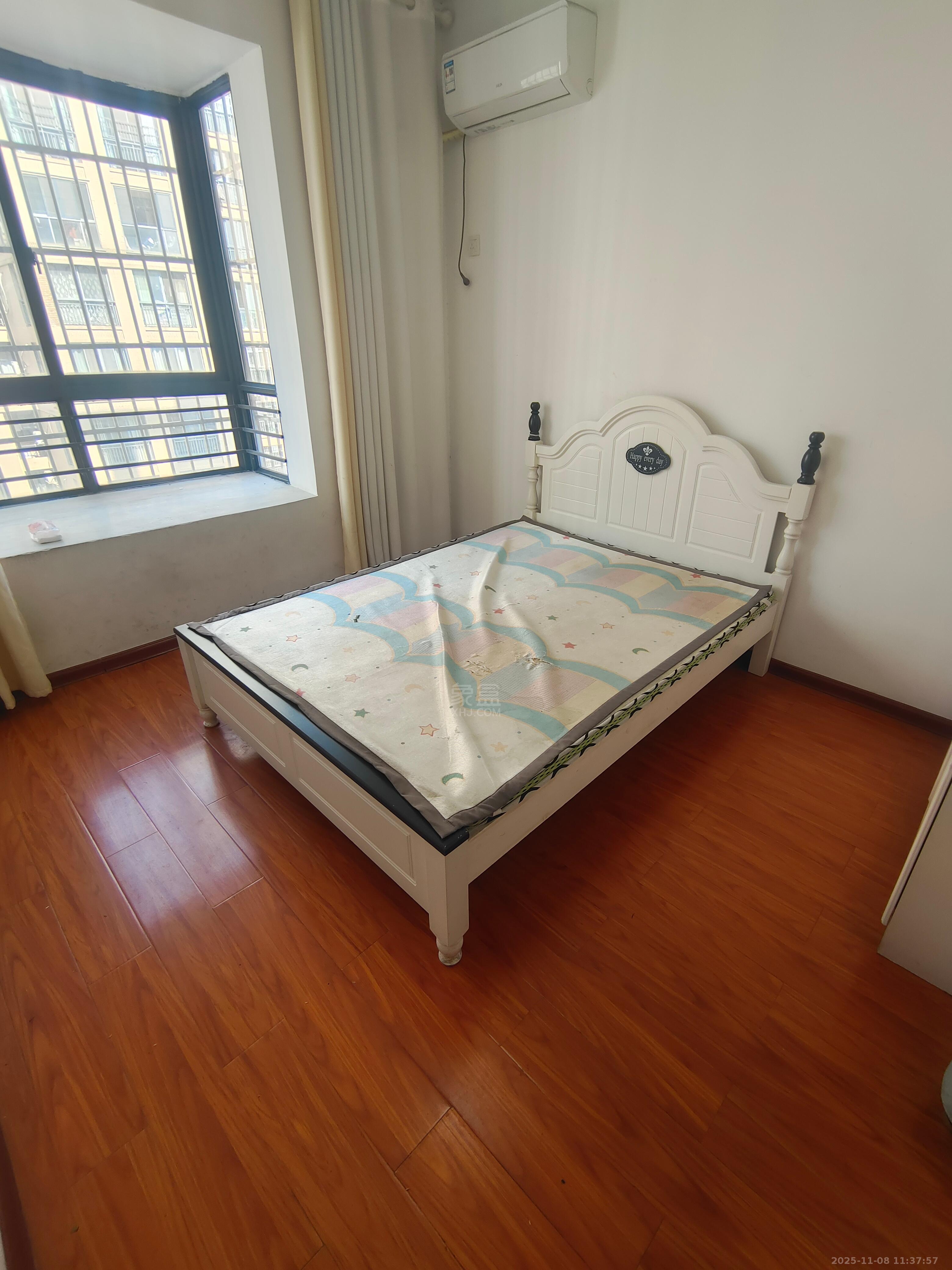 滨江花园  3室2厅2卫    1600.0元/月