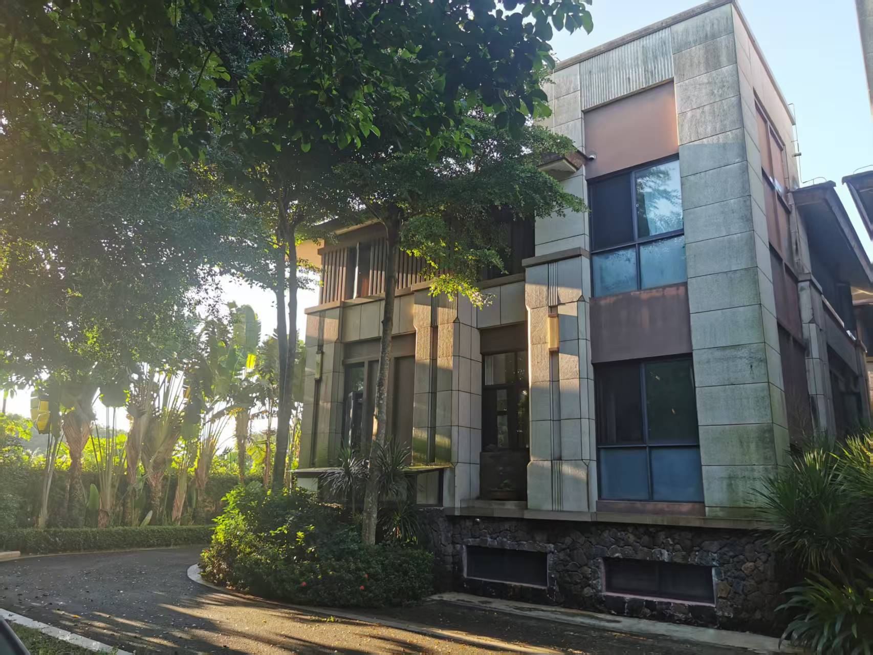 绿城桃李春风 5室3厅4卫 399.0万 绿城桃李春风 5室3厅4卫 399.0万客厅